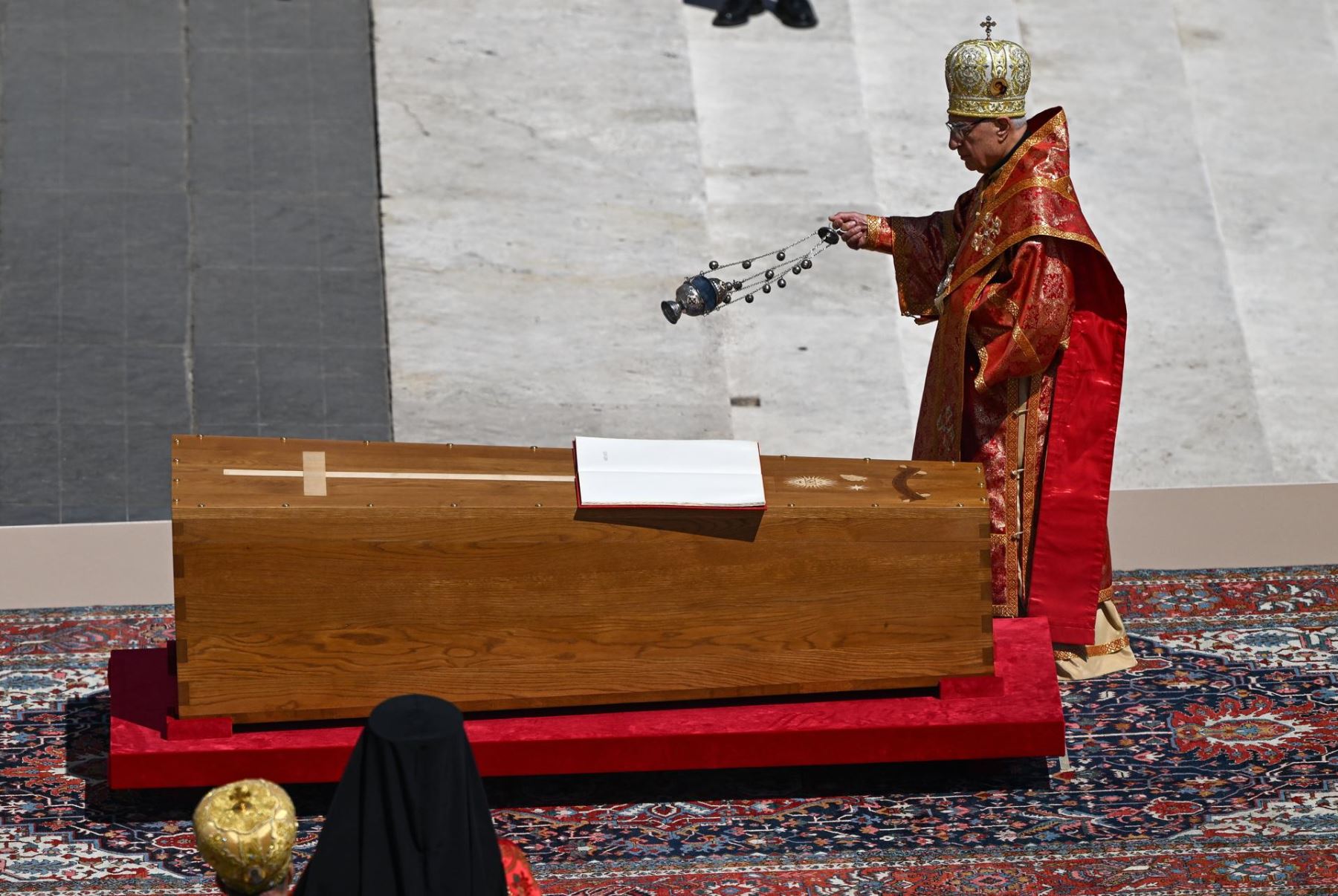 Youssef Absi, Patriarca de Antioquía y de todo Oriente, de Alejandría y de Jerusalén y jefe de la Iglesia greco-católica melquita, bendice el ataúd que contiene el cuerpo del Papa Francisco durante la ceremonia fúnebre en la Plaza de San Pedro en la Ciudad del Vaticano, el 26 de abril de 2025. Foto: EFE