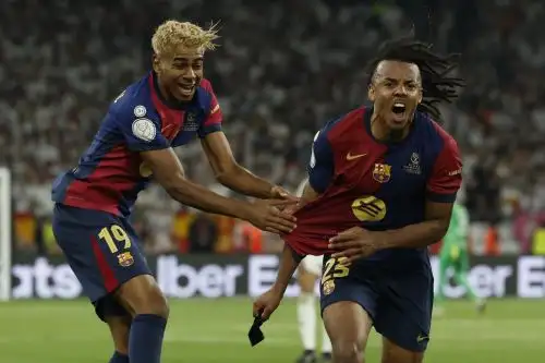 El defensa francés del Barcelona Jules Koundé (d) celebra el tercer gol de su equipo durante la final de la Copa del Rey que disputan Real Madrid y FC Barcelona hoy sábado en el estadio de La Cartuja, en Sevilla. Foto: EFE