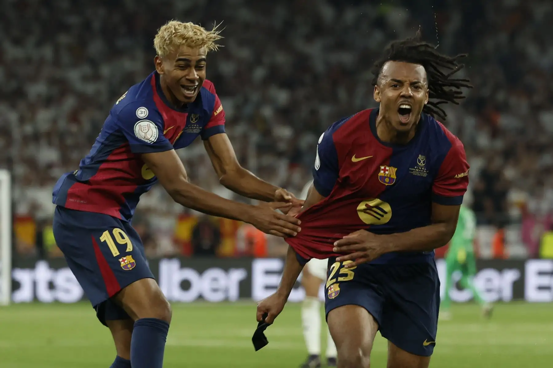 El defensa francés del Barcelona Jules Koundé (d) celebra el tercer gol de su equipo durante la final de la Copa del Rey que disputan Real Madrid y FC Barcelona hoy sábado en el estadio de La Cartuja, en Sevilla. Foto: EFE