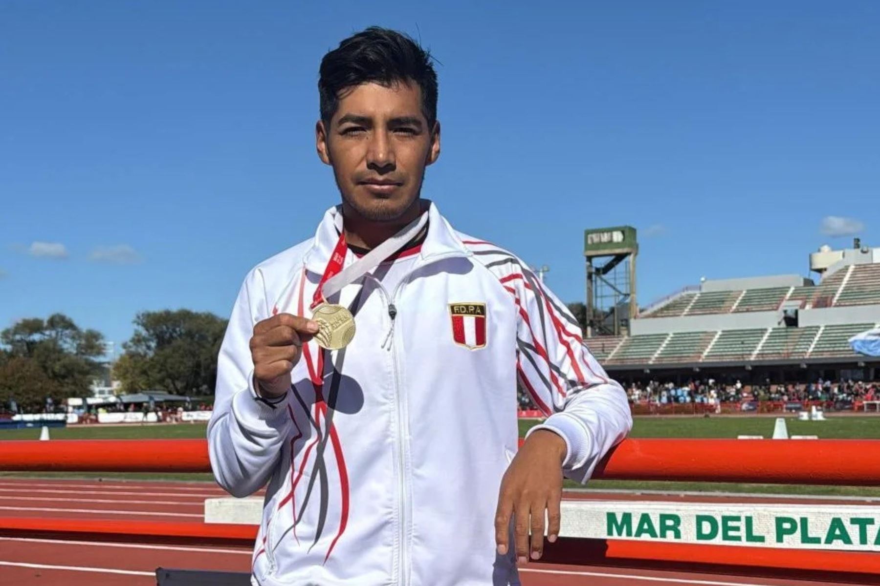 Luis Henry Campos posa con la presea dorada.