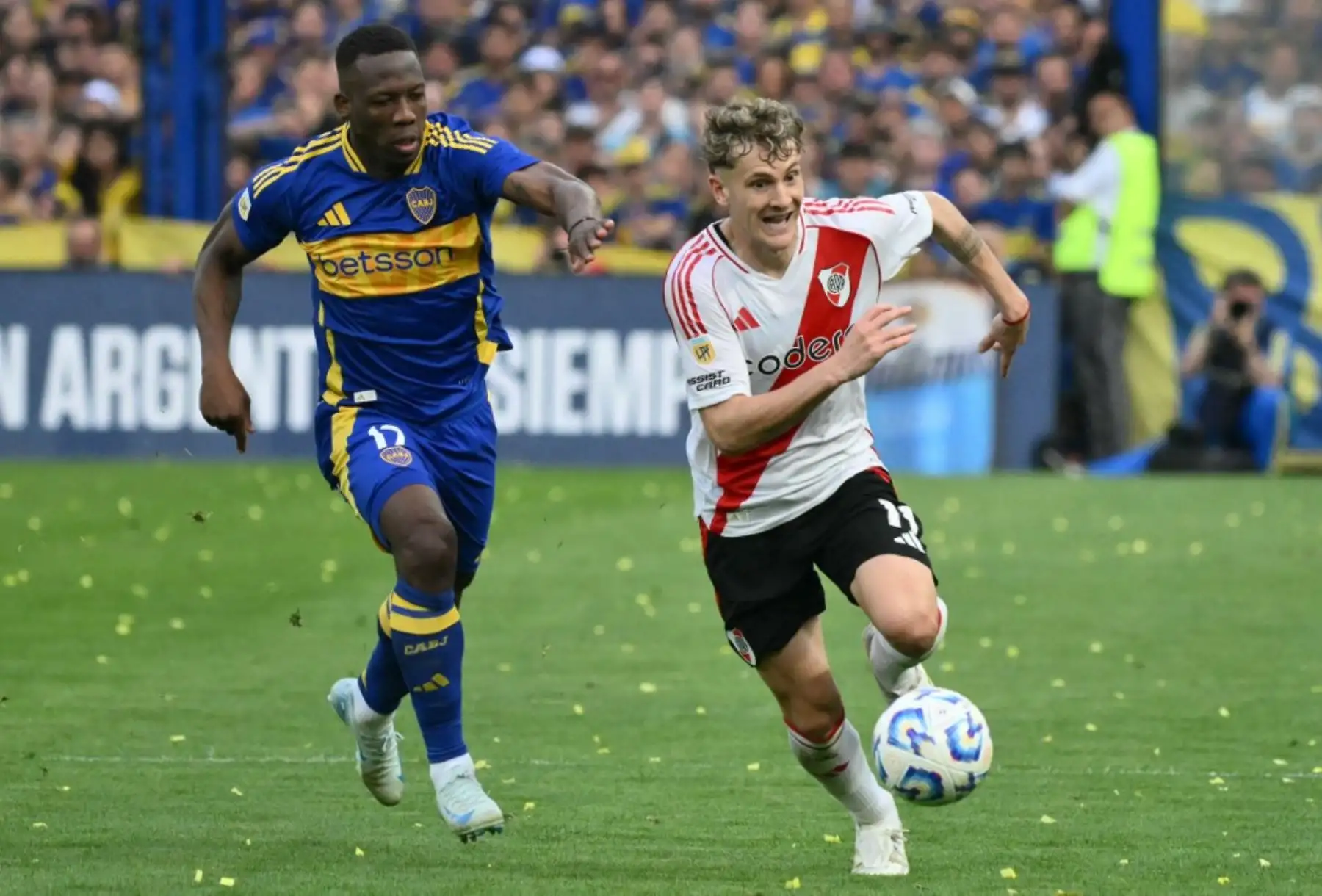Luis Advíncula está dentro de la lista de jugadores concentrados para jugar el superclásico argentino