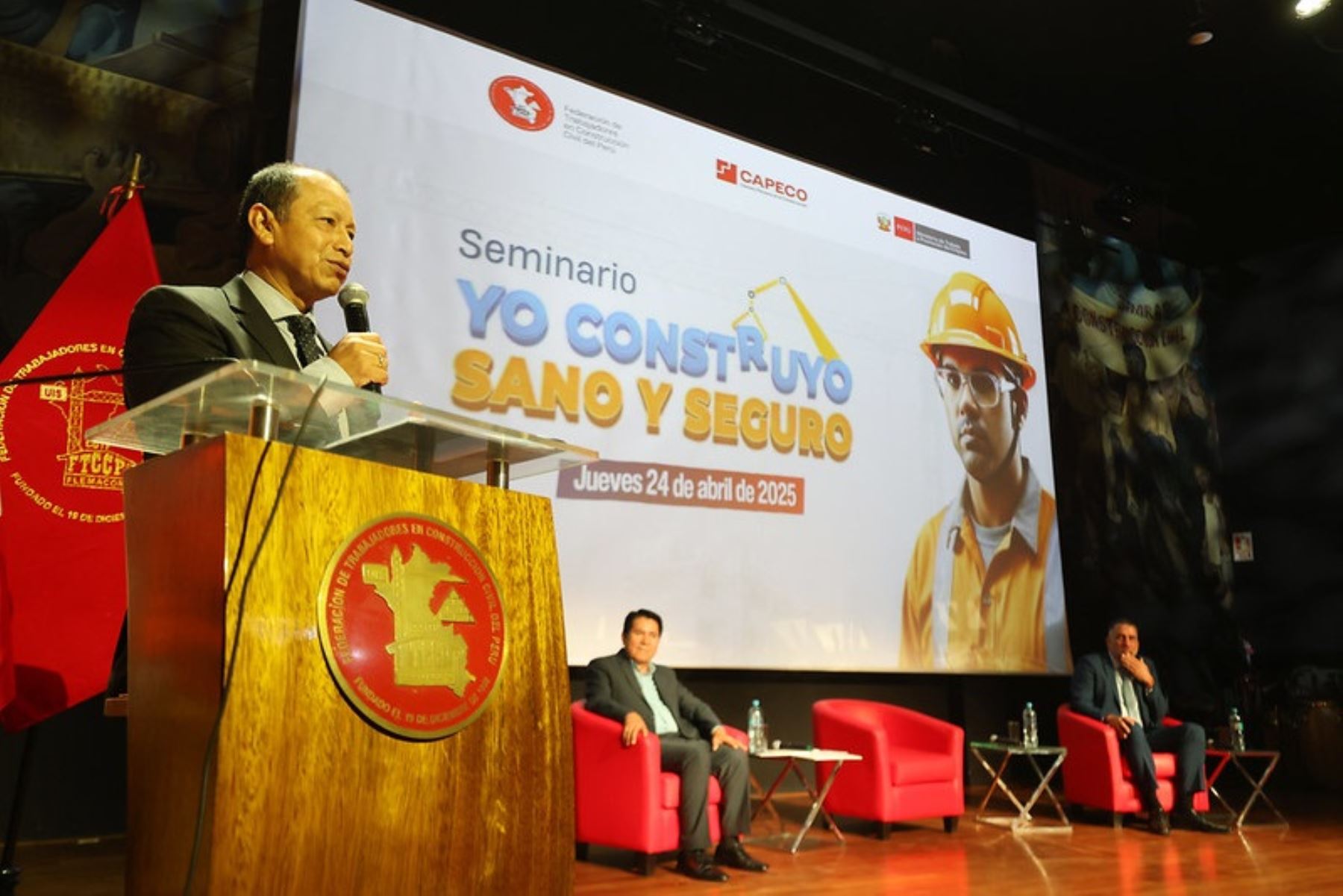 Ministro de Trabajo y Promoción del Empleo, Daniel Maurate Romero, destaca la importancia de la seguridad laboral en el sector construcción. Foto: Cortesía.