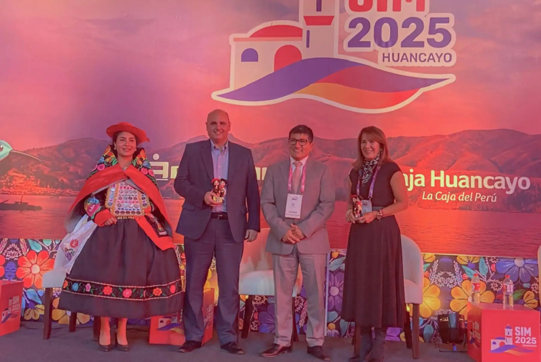 Cofide, con su gerente general, José Sarmiento, participó en el Seminario Internacional de MIcrofinanzas en Huancayo. Foto: Cortesía.
