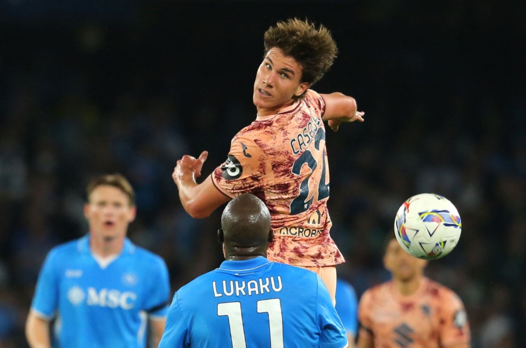 El centrocampista italiano del Torino, Cesare Casadei, salta por el balón durante el partido de fútbol de la Serie A italiana entre el Napoli y el Torinoi FC en el estadio Diego Armando Maradona, en Nápoles, el 27 de abril de 2025. Foto: AFP