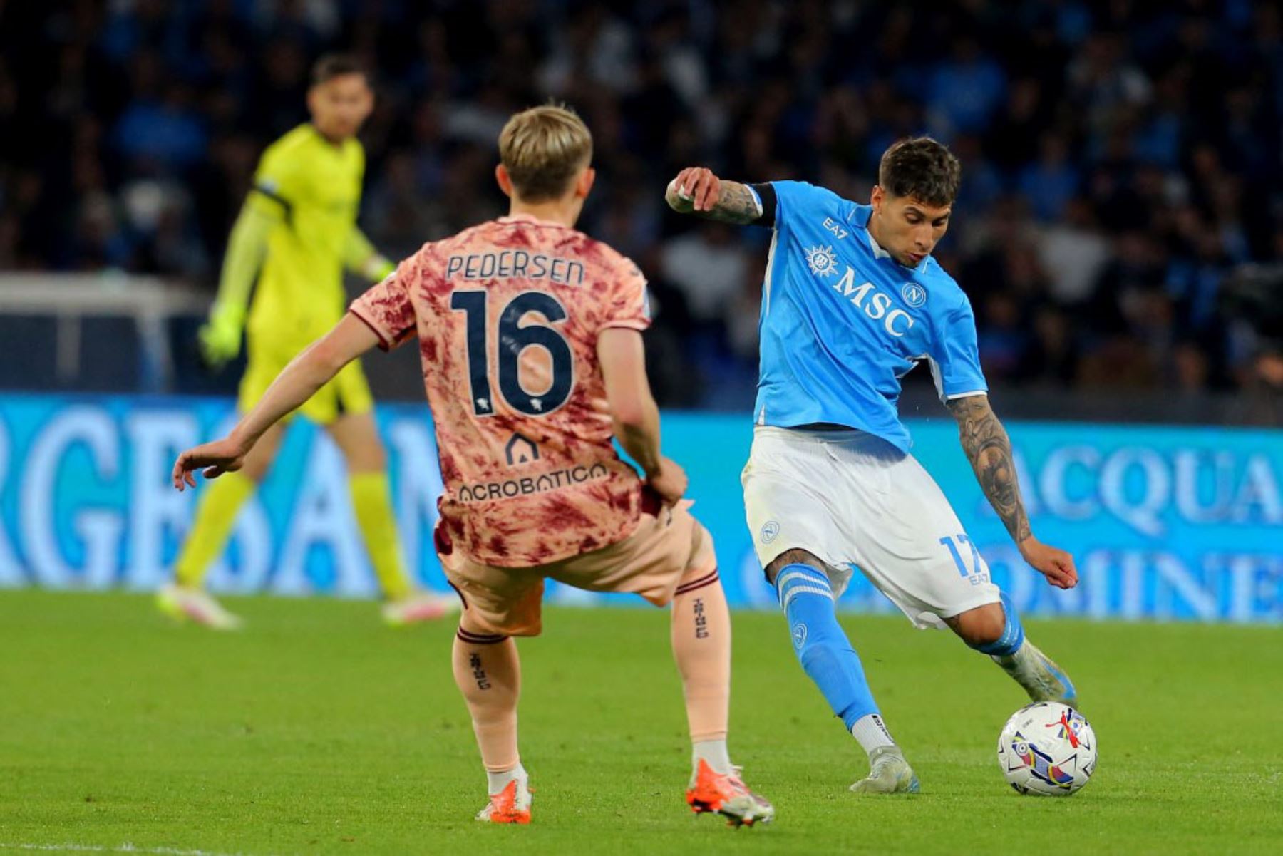 El defensor uruguayo del Napoli, Mathias Olivera, lucha por el balón con el defensor noruego del Torino, Marcus Holmgren Pedersen, durante el partido de fútbol de la Serie A italiana entre el Napoli y el Torino FC en el Estadio Diego Armando Maradona, en Nápoles el 27 de abril de 2025. Foto: AFP