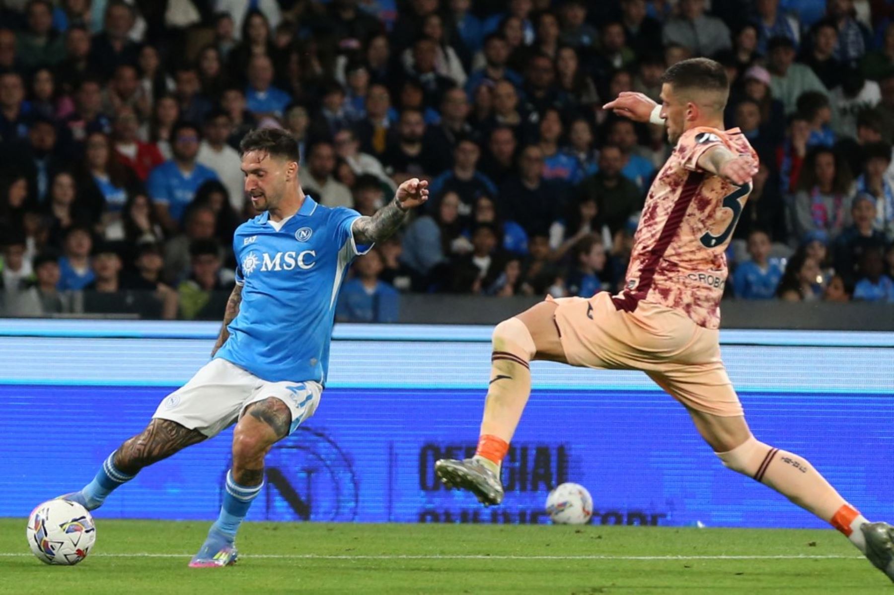 El delantero italiano del Napoli, Matteo Politano, lucha por el balón con el mediocampista italiano del Torino, Cristiano Biraghi, durante el partido de fútbol de la Serie A italiana entre el Napoli y el Torino FC en el estadio Diego Armando Maradona, en Nápoles el 27 de abril de 2025. Foto: AFP