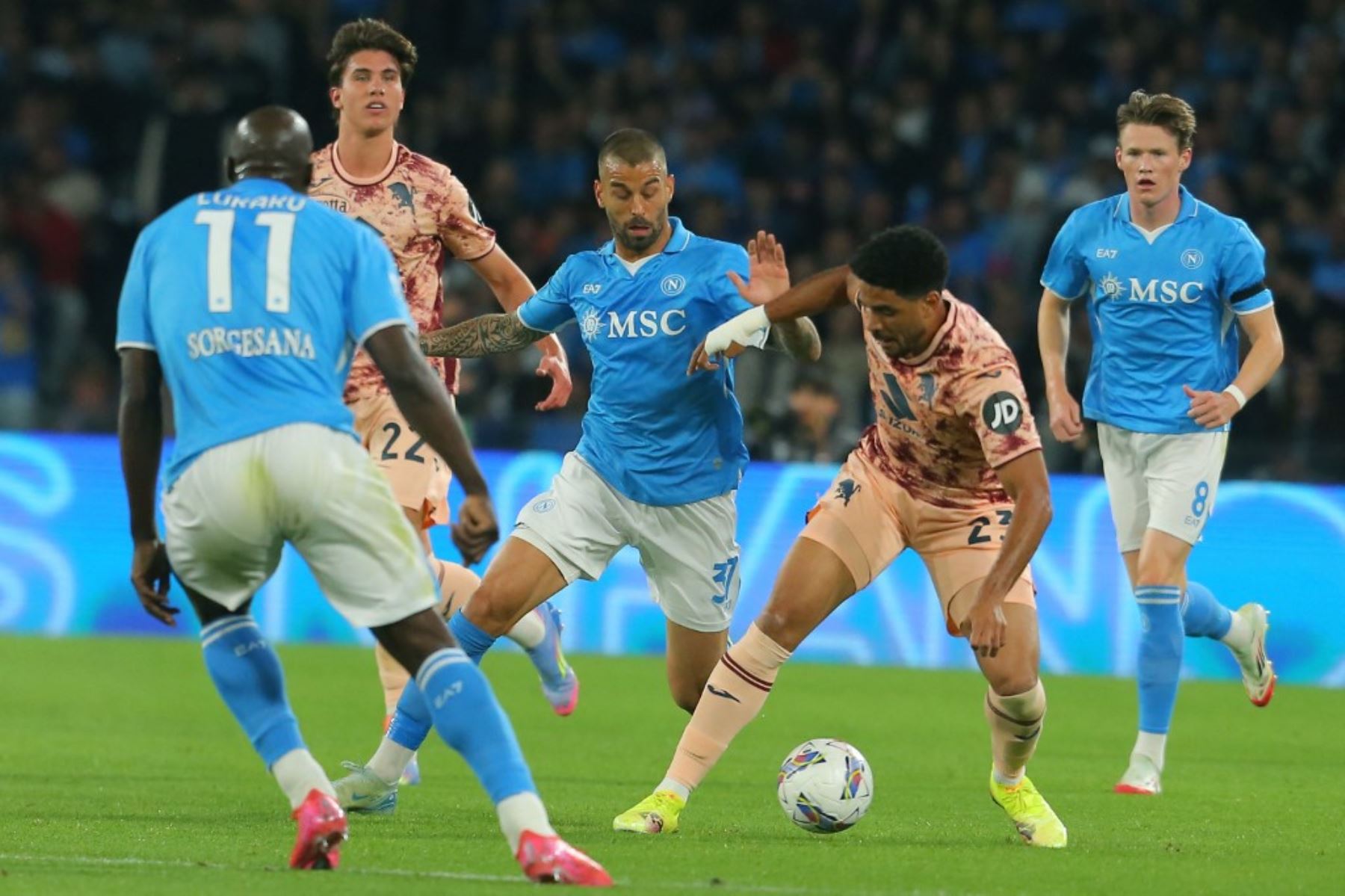 El defensa italiano del Napoli, Leonardo Spinazzola, lucha por el balón con el defensor guineano del Torino, Saul Coco, durante el partido de fútbol de la Serie A italiana entre el Napoli y el Torino FC en el Estadio Diego Armando Maradona, en Nápoles el 27 de abril de 2025. Foto: AFP