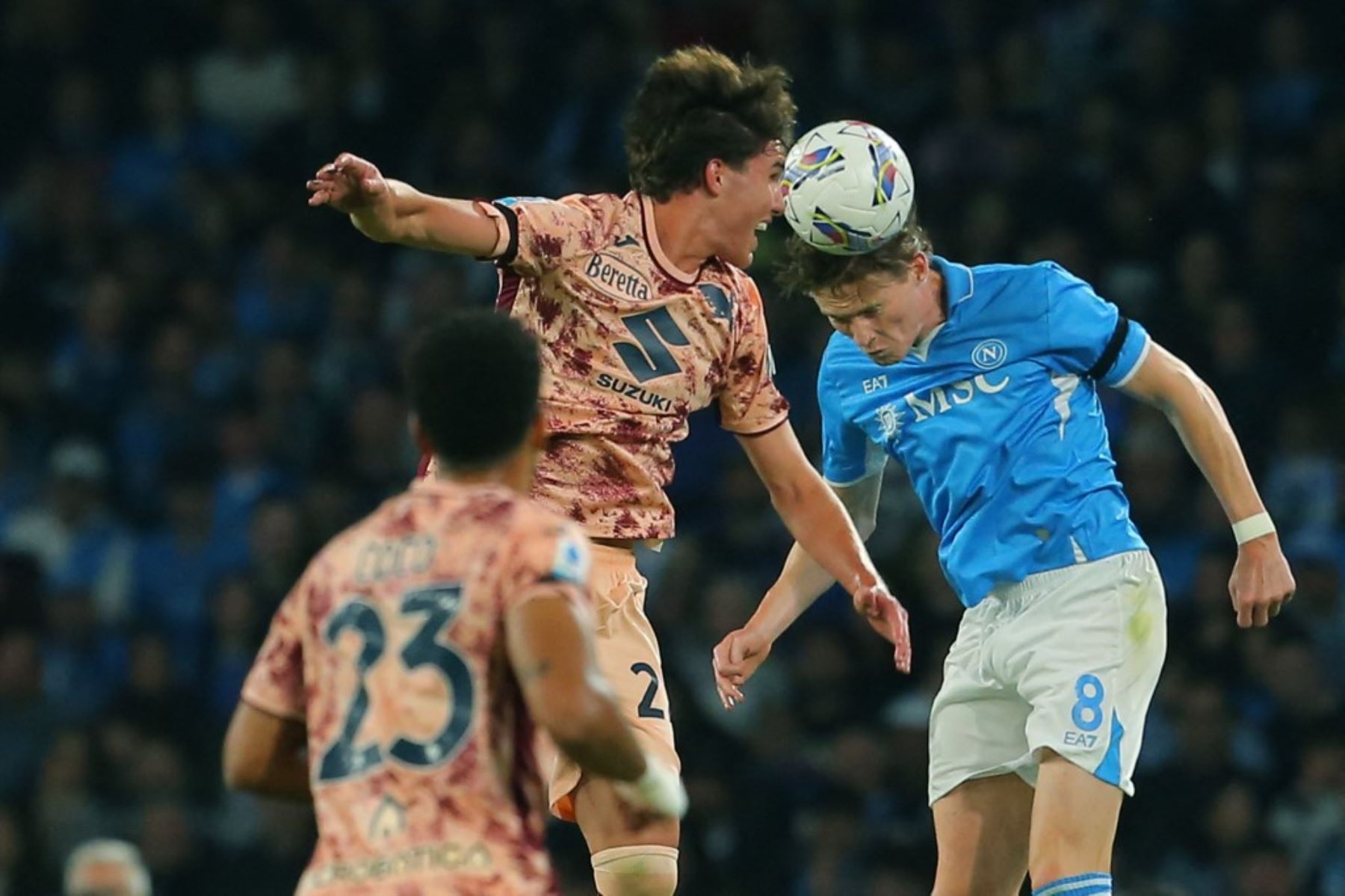 El centrocampista escocés del Napoli, Scott McTominay, lucha por el balón con el centrocampista italiano de Torino, Cesare Casadei, durante el partido de fútbol de la Serie A italiana entre el Napoli y el Torino FC en el estadio Diego Armando Maradona, en Nápoles el 27 de abril de 2025. Foto: AFP