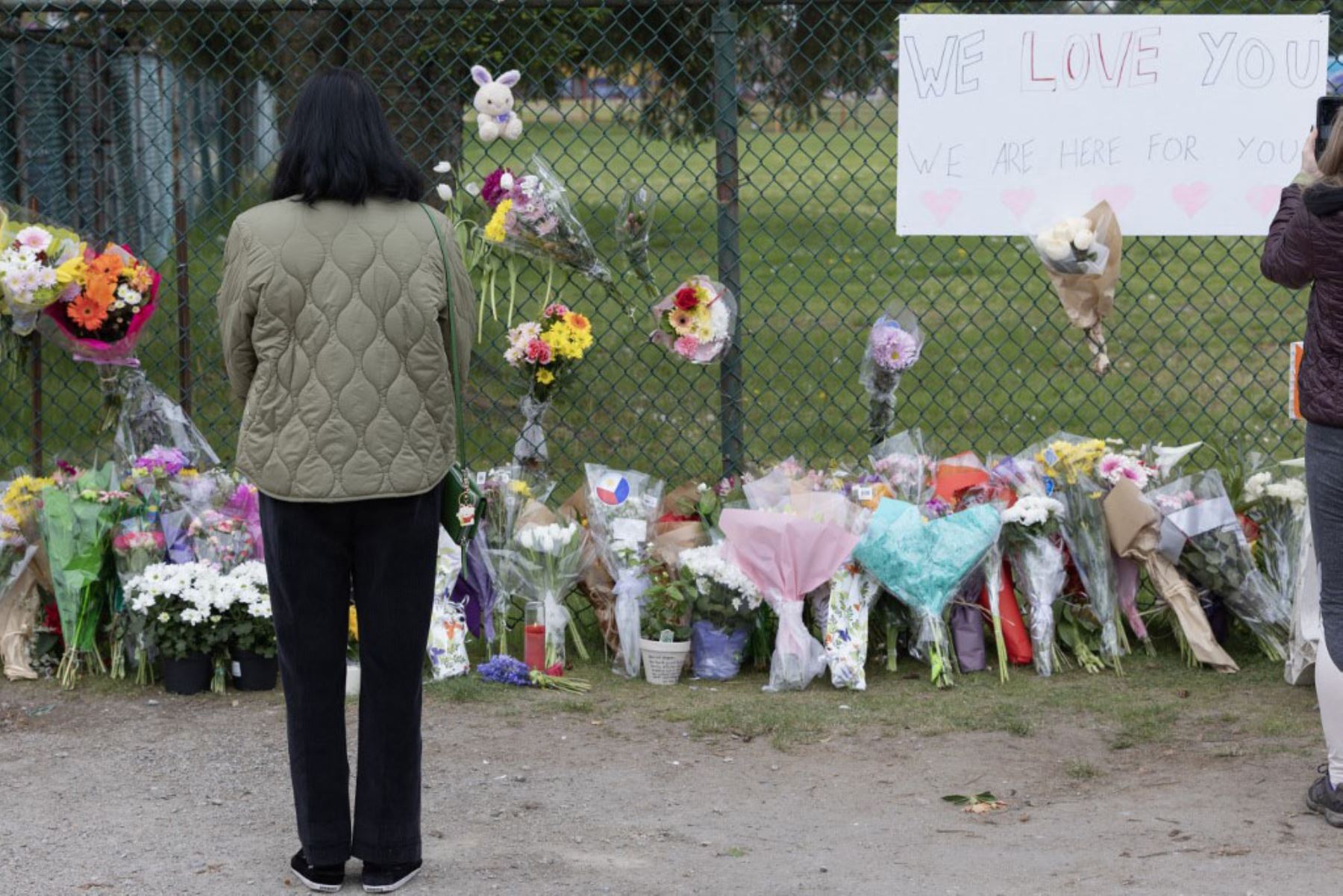 Arreglos florales como símbolo de recuerdo de las víctimas mortales en el lugar donde un coche atropelló a una multitud durante el Festival de Lapu Lapu el 27 de abril de 2025 en Vancouver, Canadá. Foto: GETTY IMAGES / AFP
