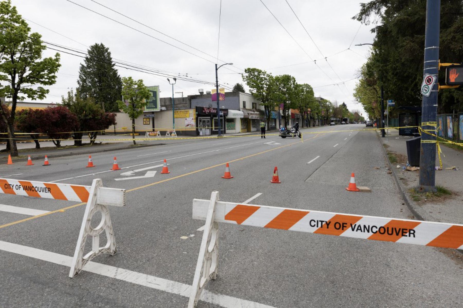 La policía investiga la escena del crimen donde un coche atropelló a una multitud durante el Festival de Lapu Lapu el 27 de abril de 2025 en Vancouver, Canadá. Hasta el momento hay un saldo de unas 11 víctimas mortales y unos 20 heridos. Foto: GETTY IMAGES / AFP