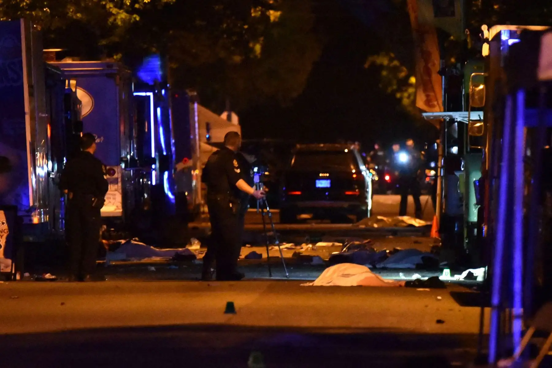 La policía de Vancouver investiga la escena del crimen después de que un hombre atropellara a peatones durante el festival anual de Lapu Lapu, que celebra la cultura filipina, en la avenida 43 Este y Fraser, al sur de Vancouver, en Canadá, el 26 de abril de 2025. Foto: AFP
