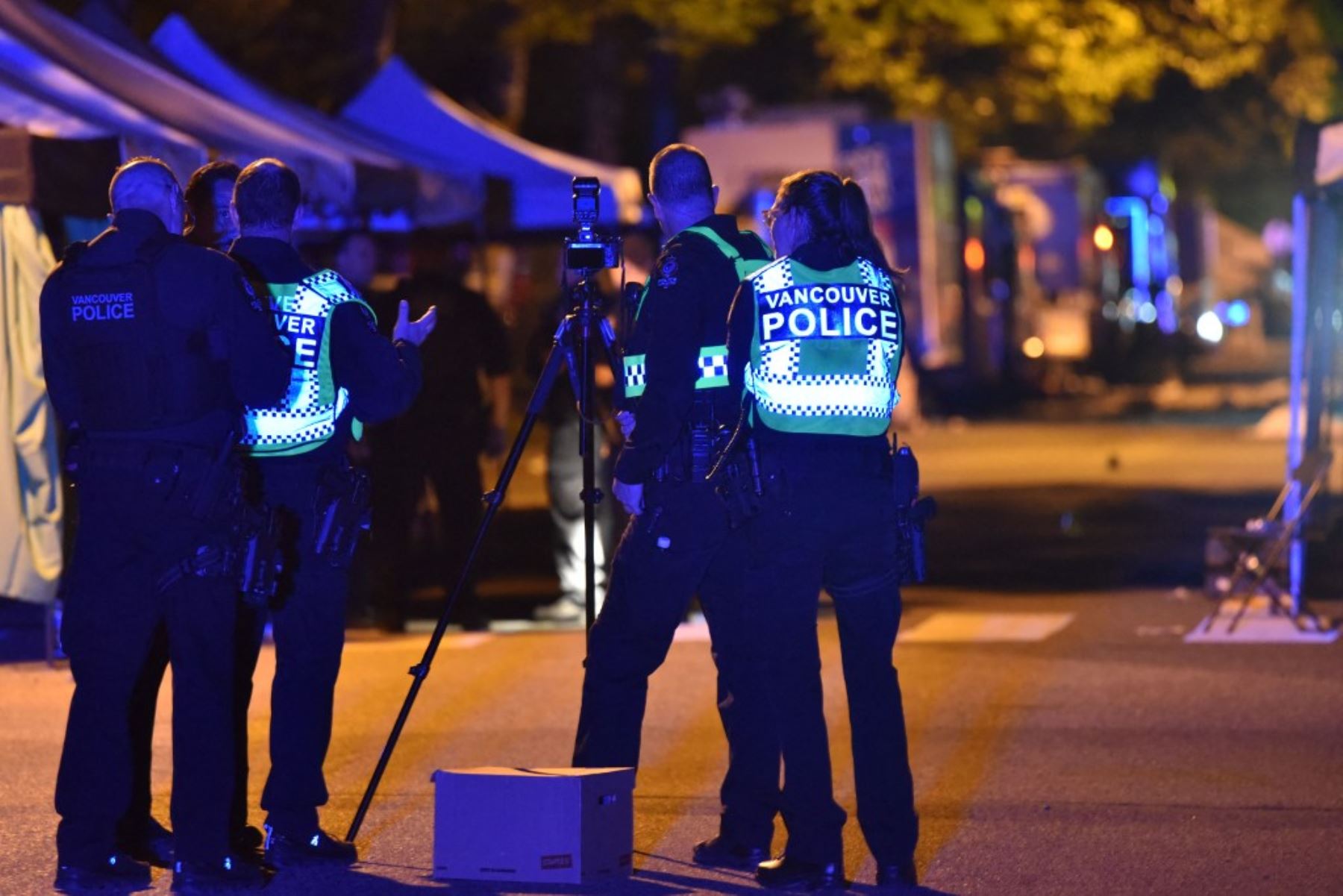 La policía de Vancouver investiga la escena del crimen después de que un hombre atropellara a peatones durante el festival anual de Lapu Lapu, que celebra la cultura filipina, en la avenida 43 Este y Fraser, al sur de Vancouver, en Canadá, el 26 de abril de 2025. Foto: AFP
