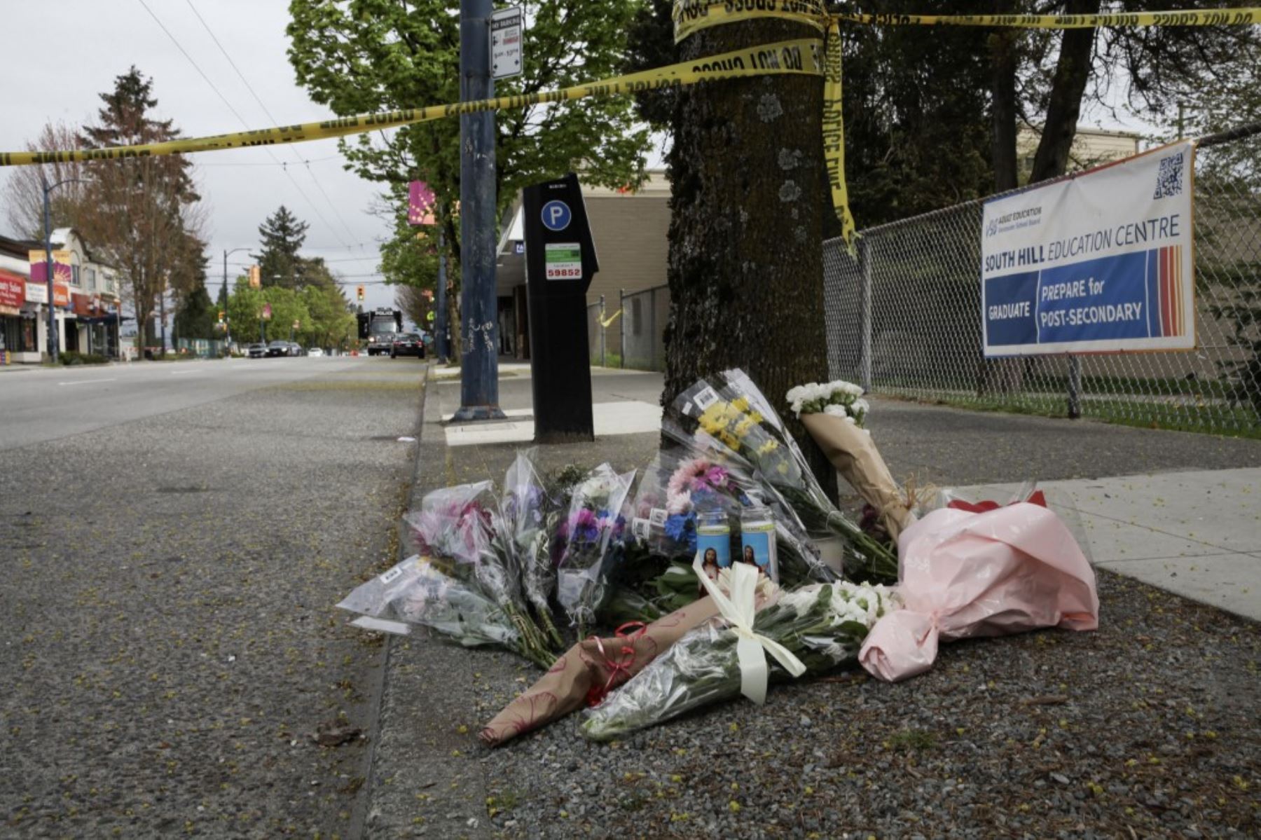 Colocan flores cerca de la escena del crimen después de que un hombre atropellara con su vehículo a peatones durante el festival anual de Lapu Lapu, que celebra la cultura filipina, en Vancouver, Canadá, el 26 de abril de 2025. Foto: AFP