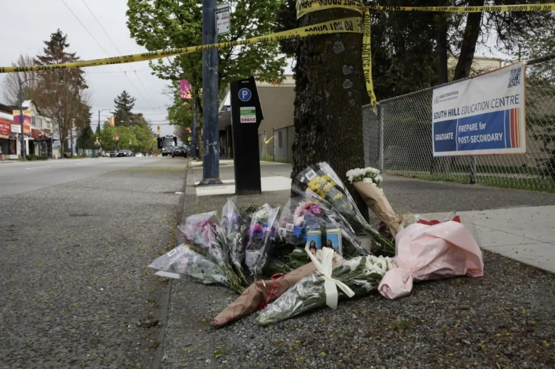 Colocan flores cerca de la escena del crimen después de que un hombre atropellara con su vehículo a peatones durante el festival anual de Lapu Lapu, que celebra la cultura filipina, en Vancouver, Canadá, el 26 de abril de 2025. Foto: AFP