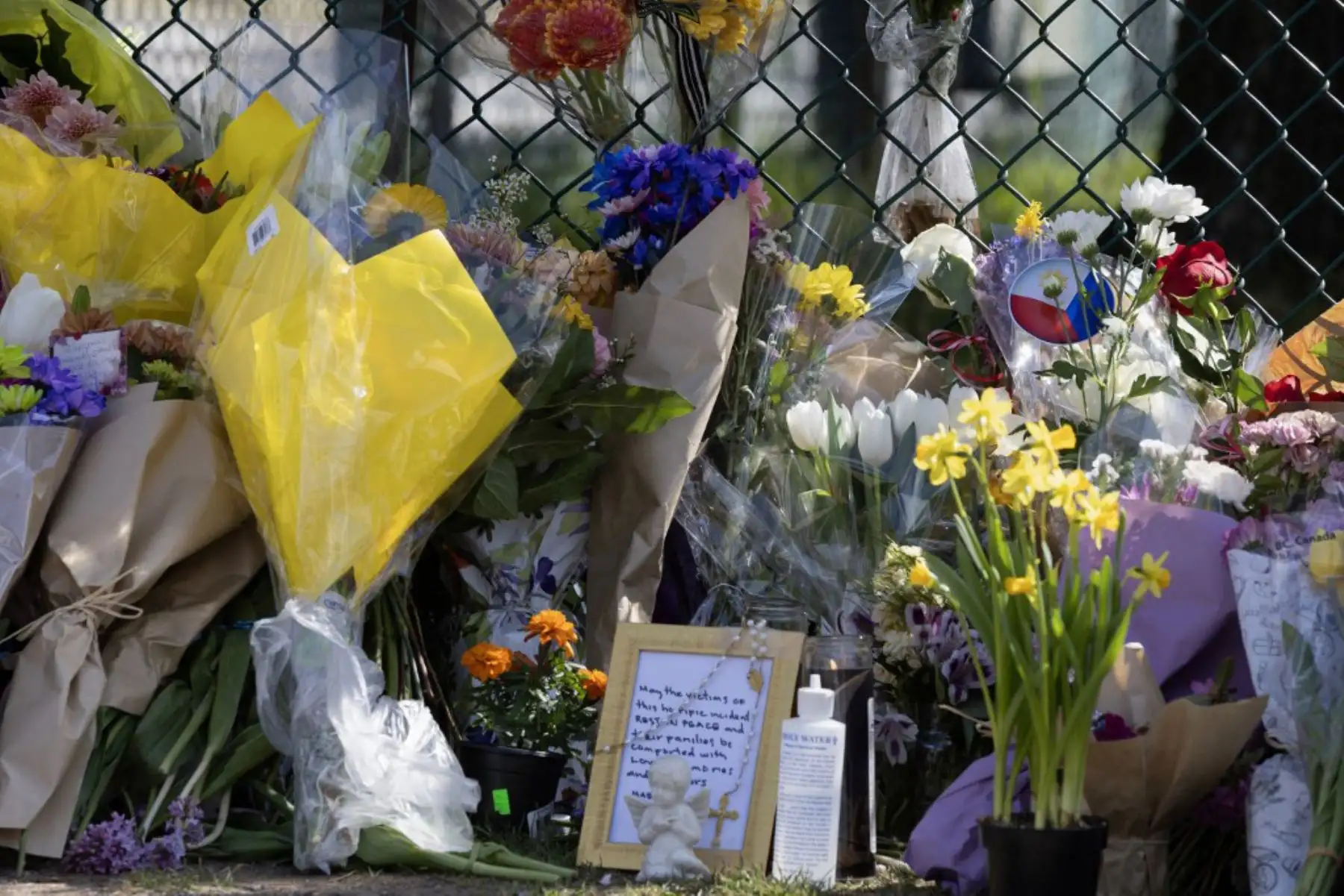 Colocan arreglos florales improvisados cerca del lugar donde un coche atropelló a una multitud durante el Festival de Lapu Lapu el 27 de abril de 2025 en Vancouver, Canadá. La policía informó que un hombre de 30 años atropelló a una multitud en un festival callejero filipino, matando al menos a 11 personas e hiriendo a al menos otras 20. Foto: