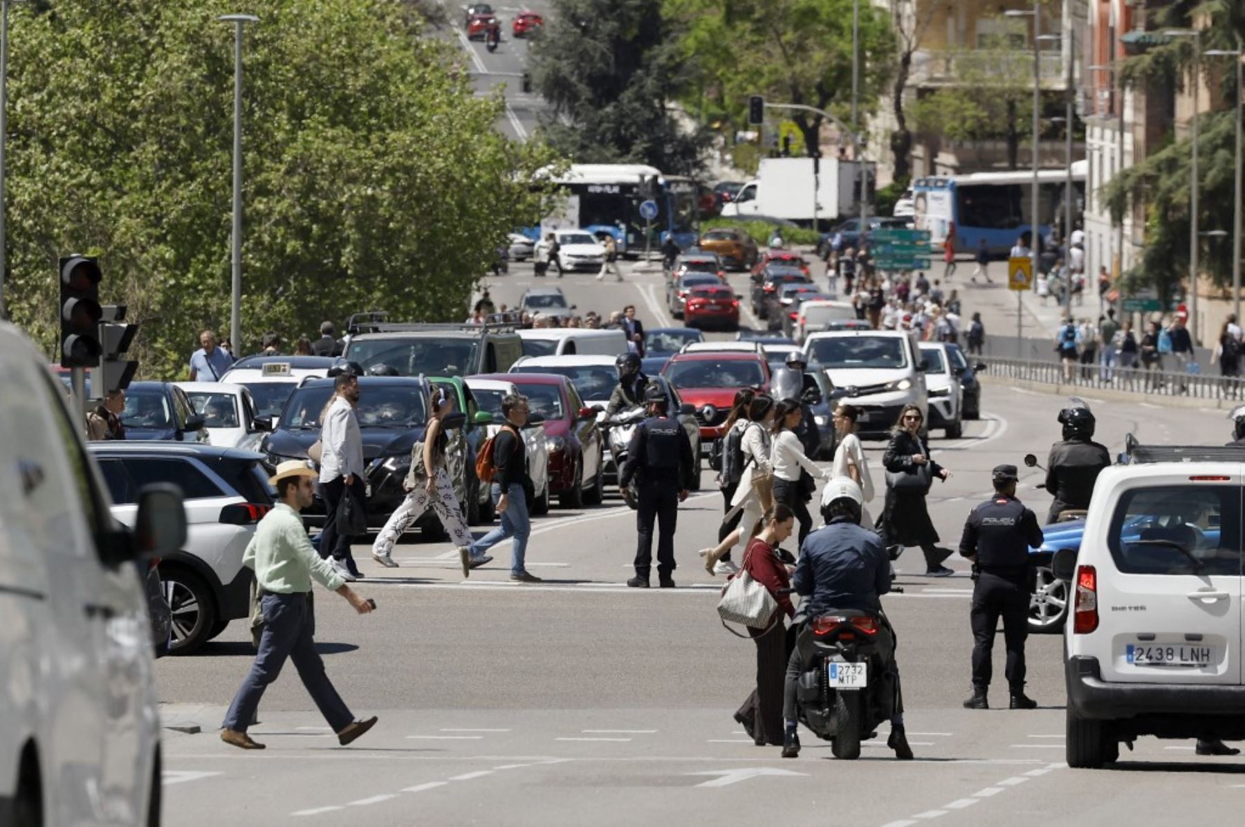 Vehículos y peatones circulan con los semáforos apagados durante un apagón masivo que afectó a toda la península Ibérica y el sur de Francia, en Madrid. Un apagón masivo, ocurrido a última hora de la mañana del 28 de abril de 2025, afectó a toda la península Ibérica y parte de Francia, según el operador portugués de la red eléctrica. Foto: AFP