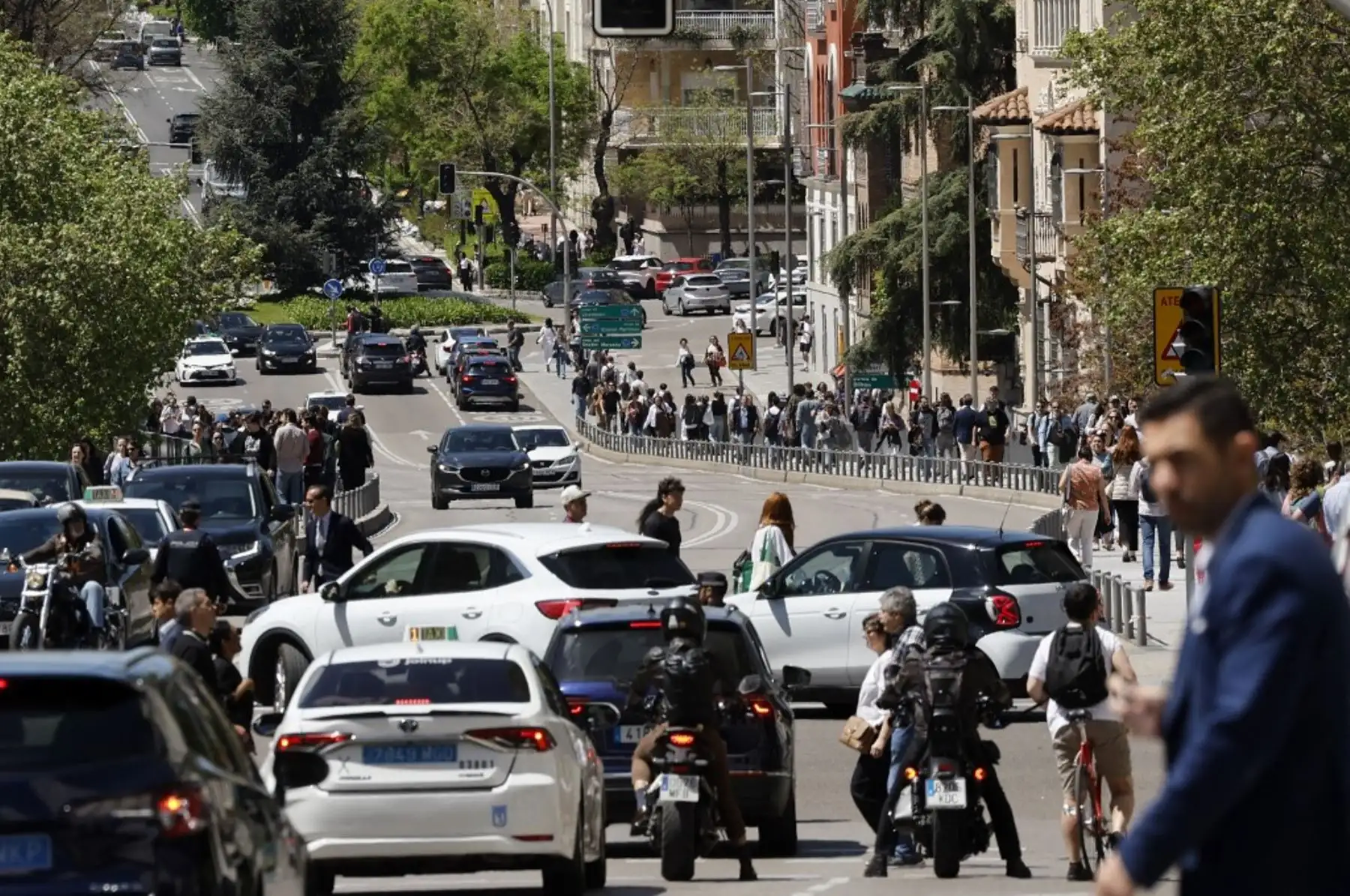 Vehículos y peatones circulan con los semáforos apagados durante un apagón masivo que afectó a toda la península Ibérica y el sur de Francia, en Madrid. Un apagón masivo, ocurrido a última hora de la mañana del 28 de abril de 2025, afectó a toda la península Ibérica y parte de Francia, según el operador portugués de la red eléctrica. Foto: AFP