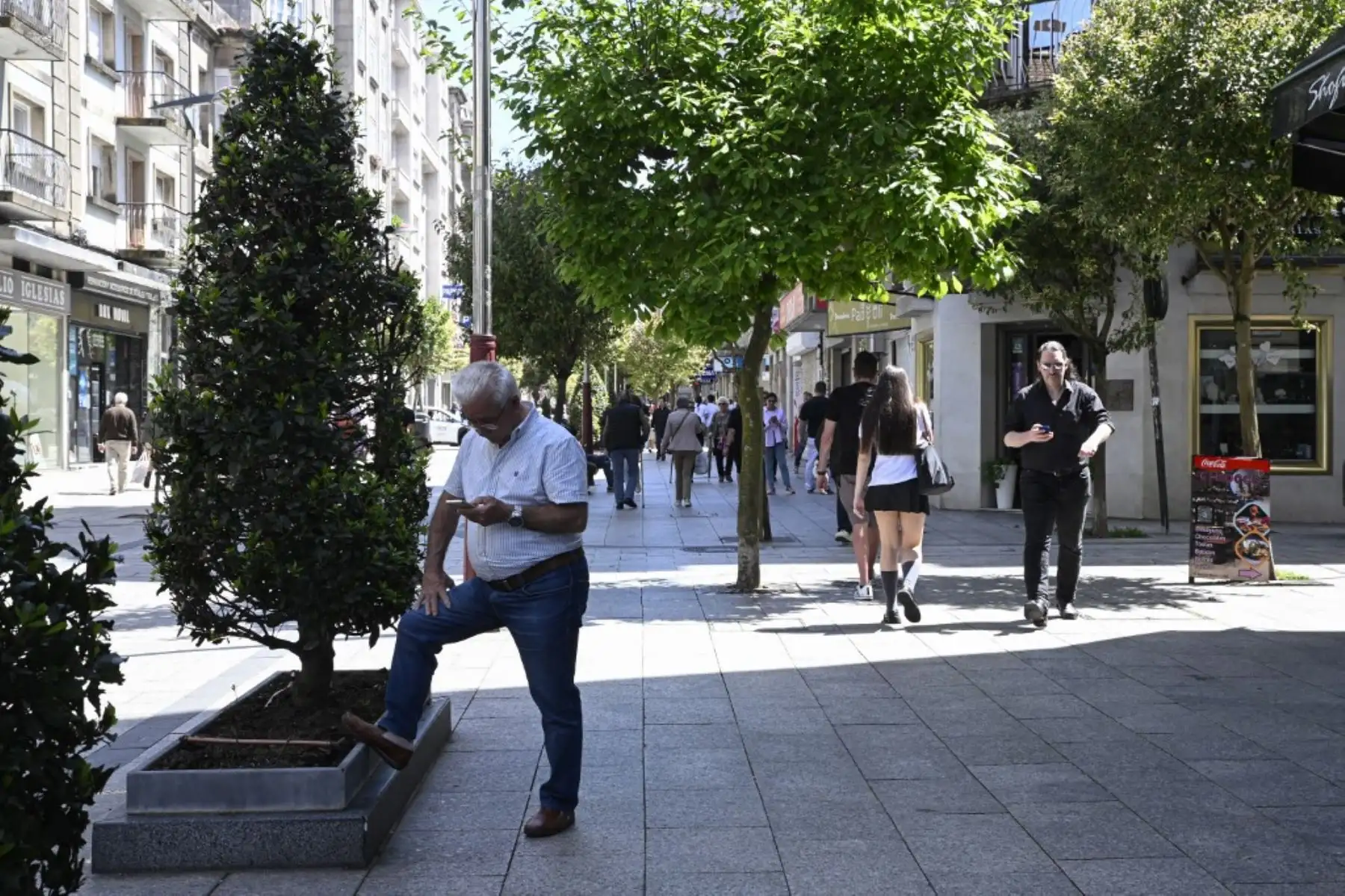 Vehículos y peatones circulan con los semáforos apagados durante un apagón masivo que afectó a toda la península Ibérica y el sur de Francia, en Madrid. Un apagón masivo, ocurrido a última hora de la mañana del 28 de abril de 2025, afectó a toda la península Ibérica y parte de Francia, según el operador portugués de la red eléctrica. Foto: AFP