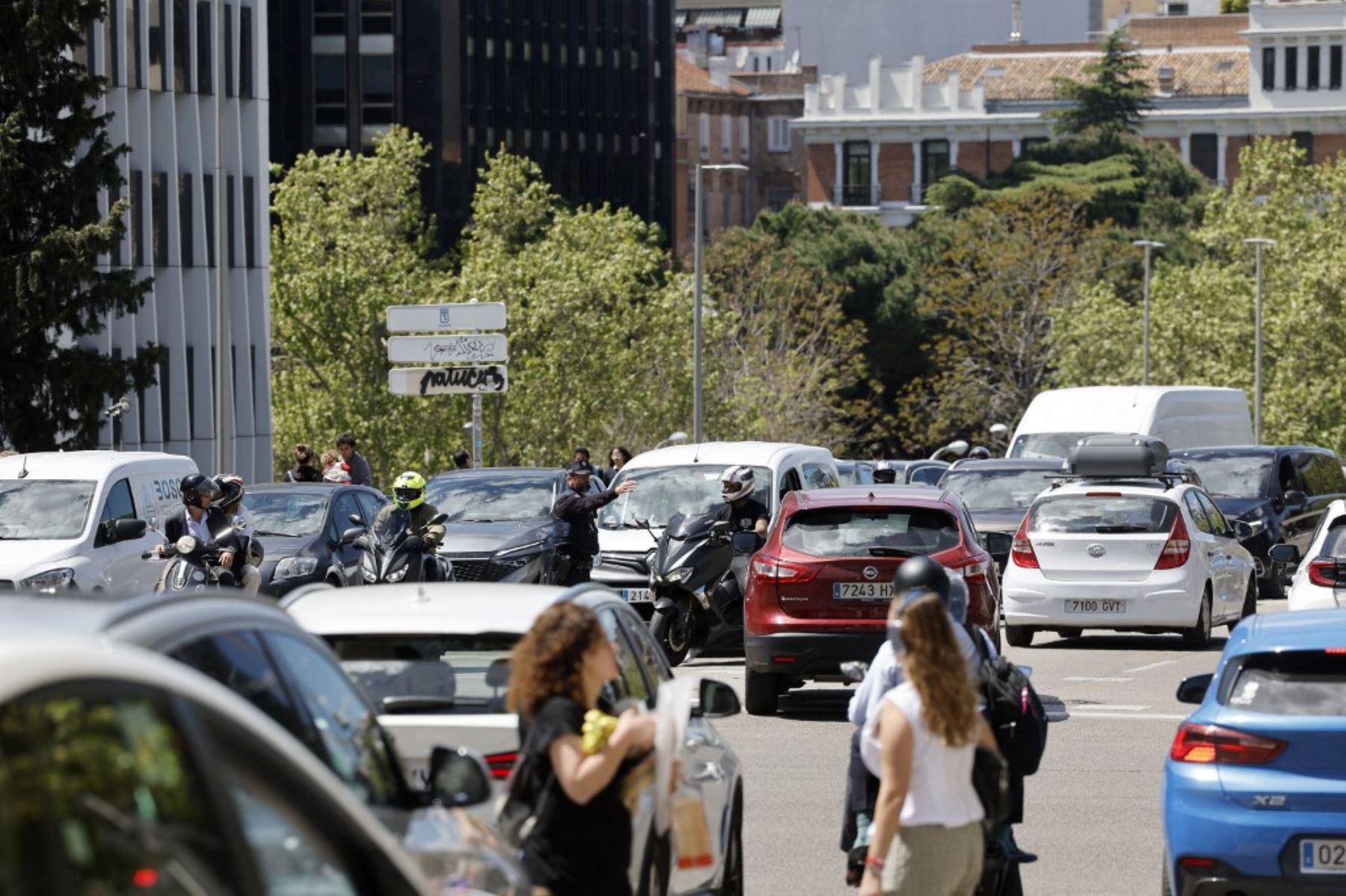 Vehículos y peatones circulan con los semáforos apagados durante un apagón masivo que afectó a toda la península Ibérica y el sur de Francia, en Madrid. Un apagón masivo, ocurrido a última hora de la mañana del 28 de abril de 2025, afectó a toda la península Ibérica y parte de Francia, según el operador portugués de la red eléctrica. Foto: AFP
