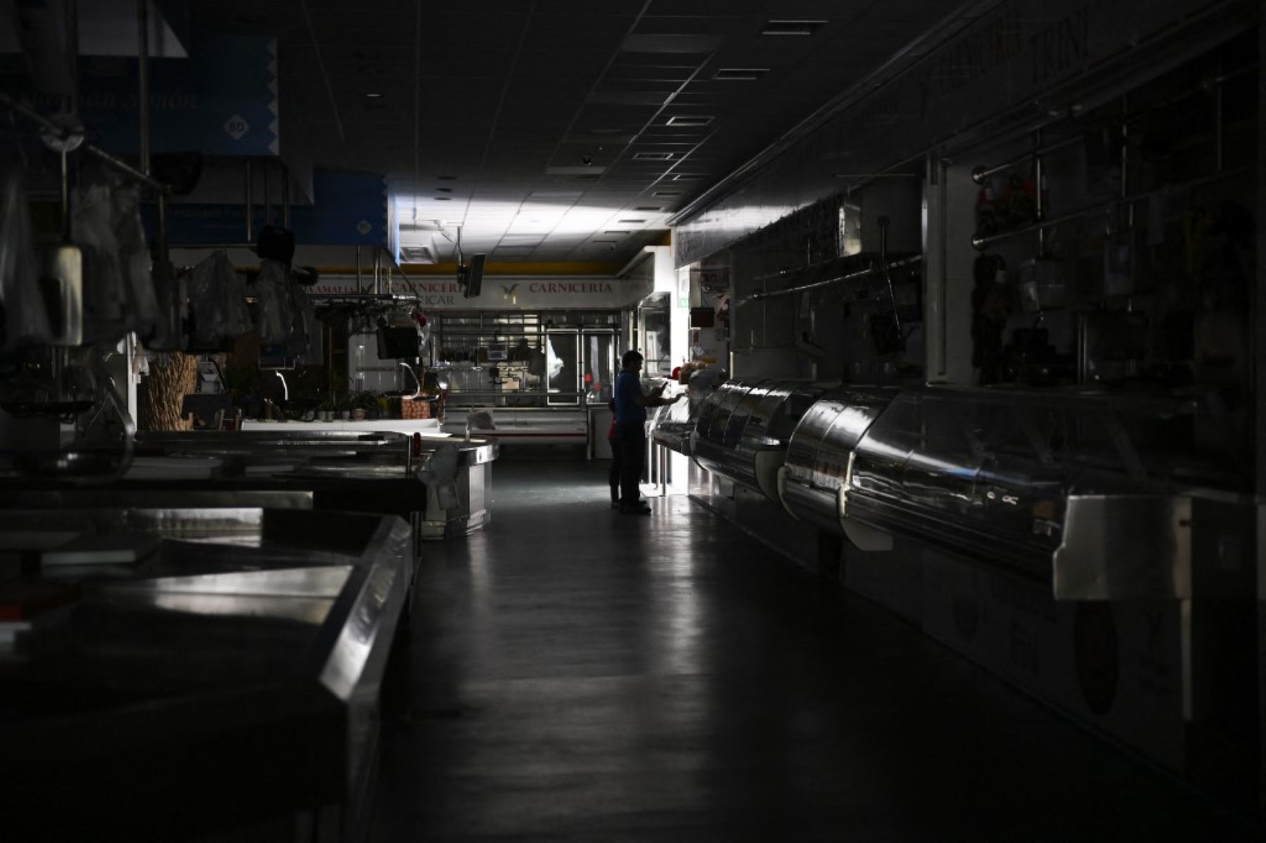 Mercados y locales durante un apagón masivo en Vigo, noroeste de España, el 28 de abril de 2025. Foto: AFP
