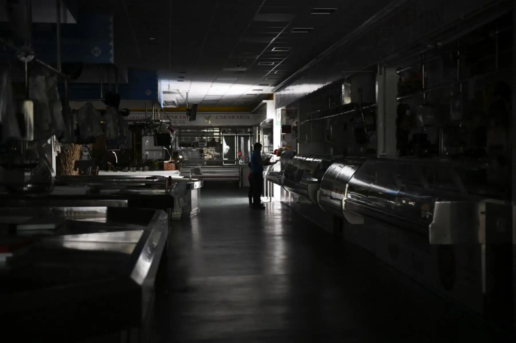Mercados y locales durante un apagón masivo en Vigo, noroeste de España, el 28 de abril de 2025. Foto: AFP