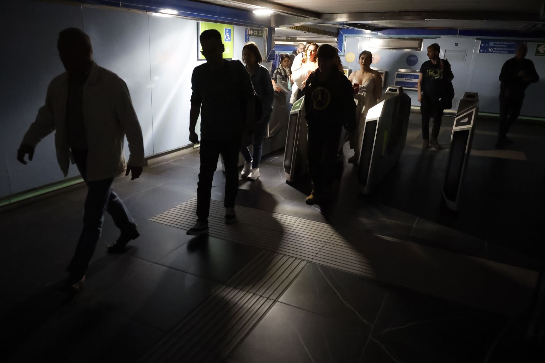 Usuarios del Metro de Madrid abandonan una de las estaciones del suburbano tras registrarse un apagón a nivel peninsular este lunes. Foto: EFE