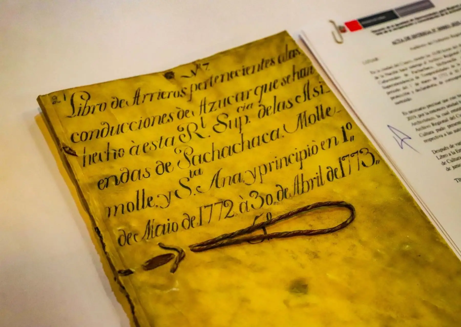 Cusco destaca la repatriación desde Argentina de un  libro con los manuscritos sobre la labor de arriero de Túpac Amaru II. Los documentos iban a ser subastados en el mercado negro. ANDINA/Difusión