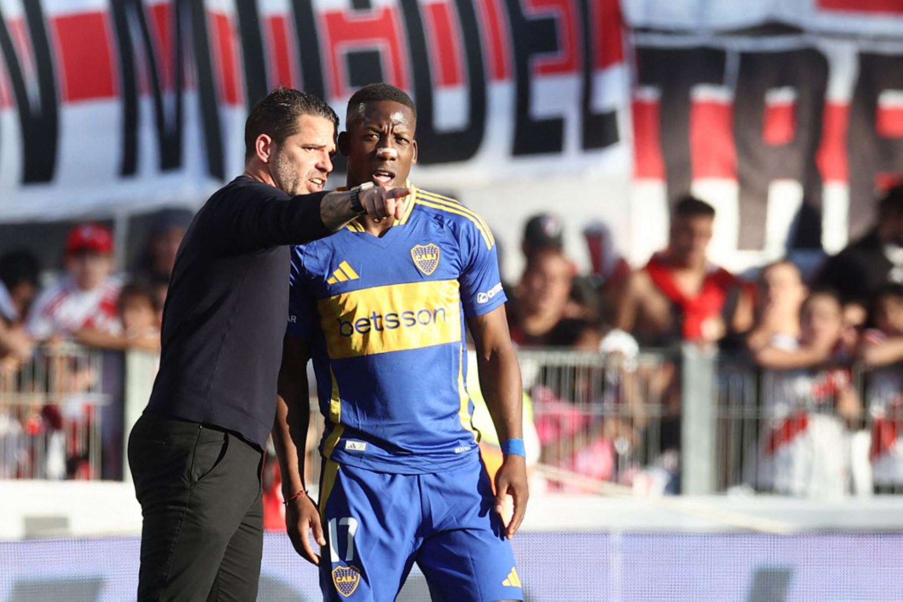 Luis Advíncula durante el partido del Torneo Apertura 2025 de la Liga Profesional de Fútbol Argentino entre River Plate y Boca Juniors en el estadio Monumental de Buenos Aires. Foto: AFP
