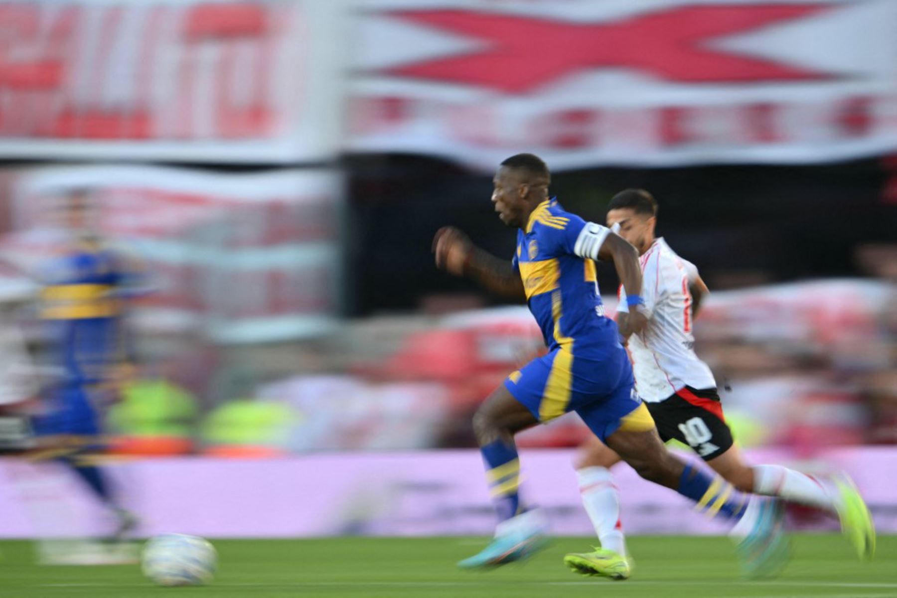 Luis Advíncula durante el partido del Torneo Apertura 2025 de la Liga Profesional de Fútbol Argentino entre River Plate y Boca Juniors en el estadio Monumental de Buenos Aires. Foto: AFP
