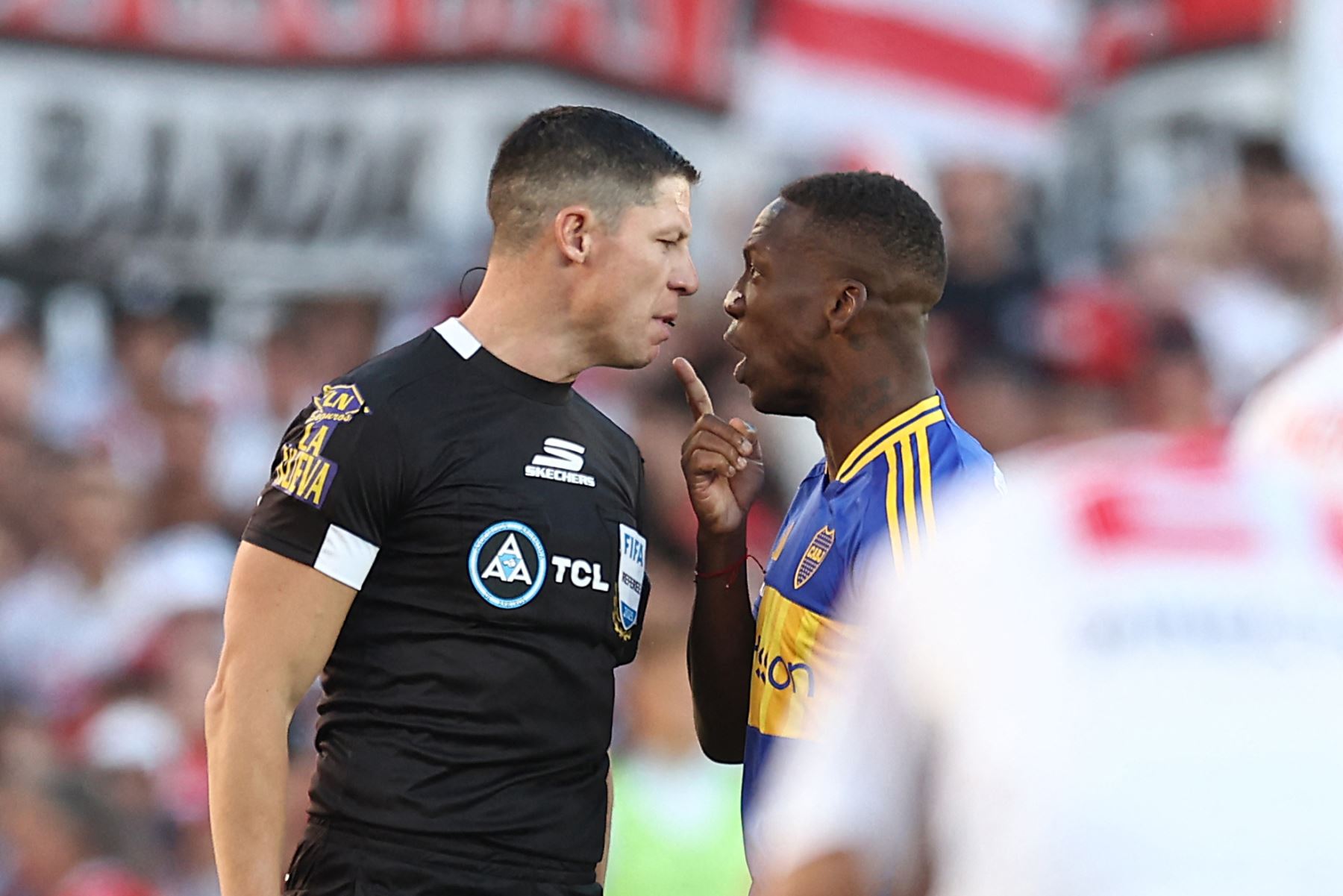 El defensa de Boca Juniors, Luis Advíncula, discute con el árbitro argentino Nicolás Ramírez durante el partido del Torneo Apertura 2025 de la Liga Profesional de Fútbol Argentino entre River Plate y Boca Juniors en el estadio Monumental MAS en Buenos Aires. Foto: AFP