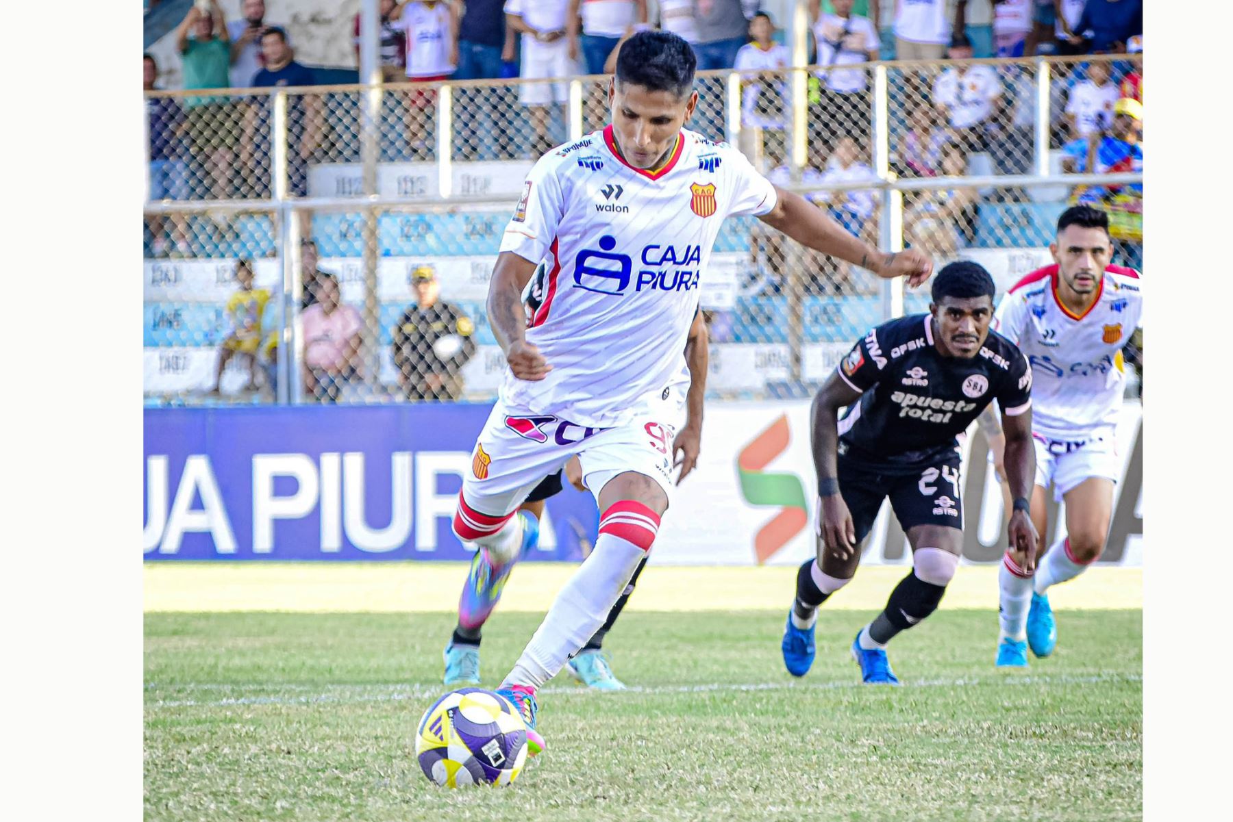 "La Pulga" Raúl Ruidíaz,  marcó por primera vez en duelo por la fecha 10 en el Estadio Campeones del 36, frente a Sport Boys. Foto: Liga1
