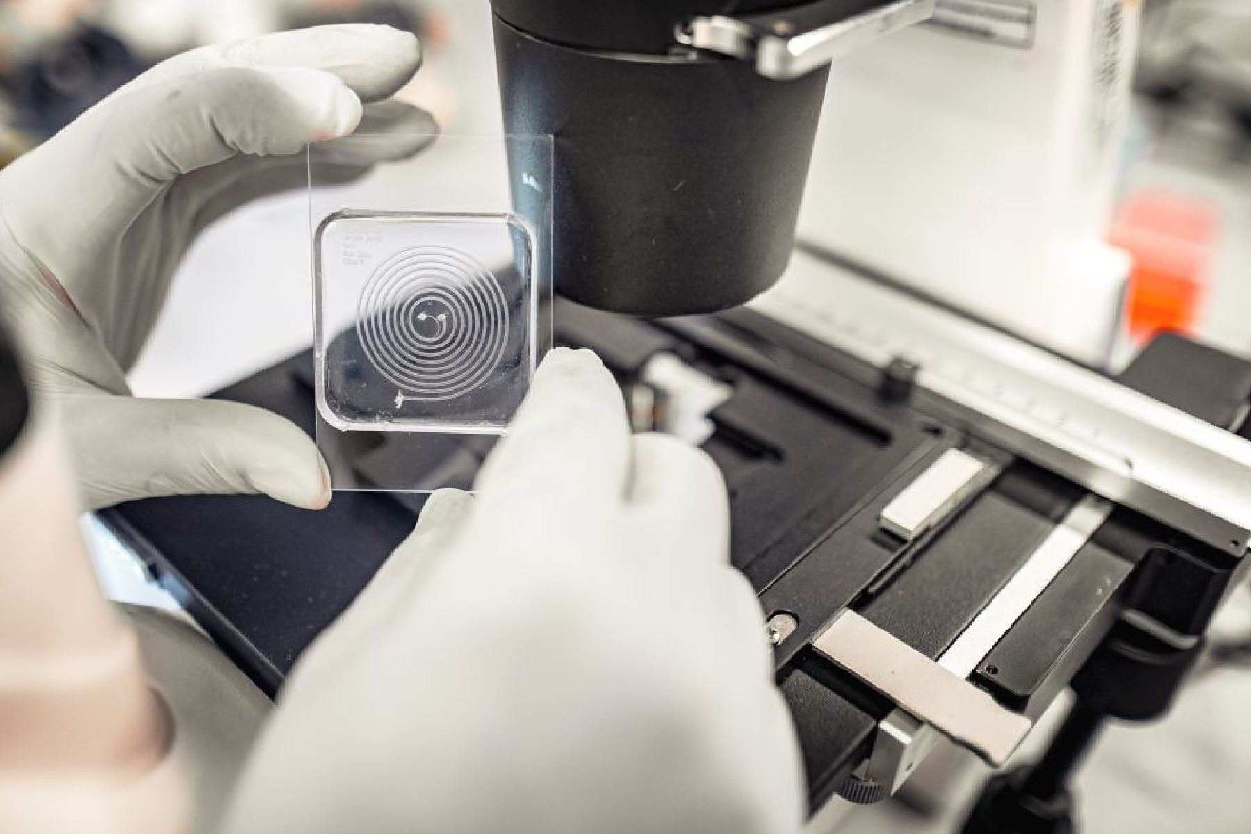 El “Chip de la esperanza” ya ha sido probado en muestras de pacientes con cáncer de mama, obteniendo resultados prometedores. Foto: UTEC