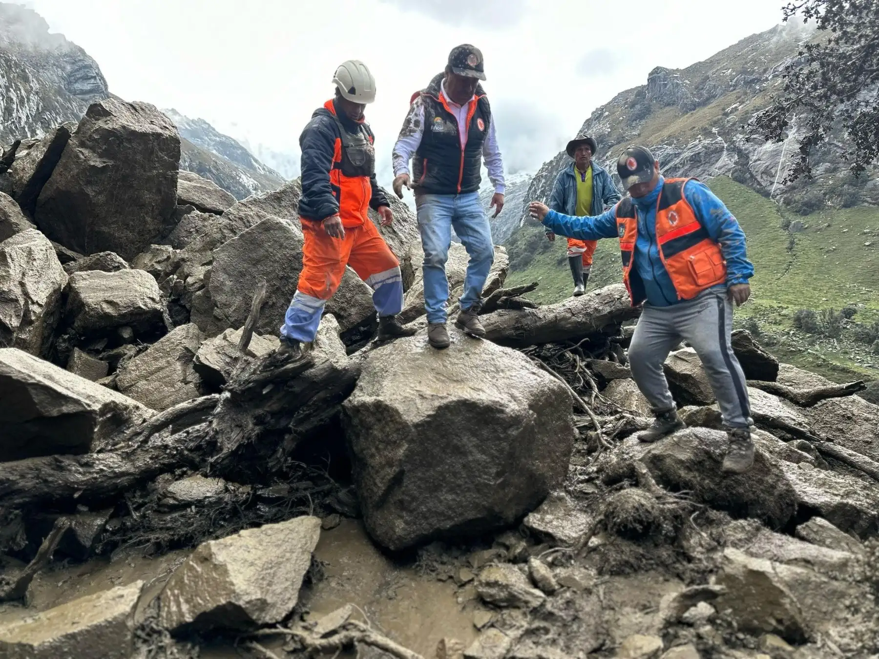 Áncash y esta madrugada se produjo el desborde del río Casca tras el derrumbe de un cerro sobre la laguna del Vallunaraju. El evento natural deja dos niños fallecidos y cinco personas desaparecidas. ANDINA/Difusión