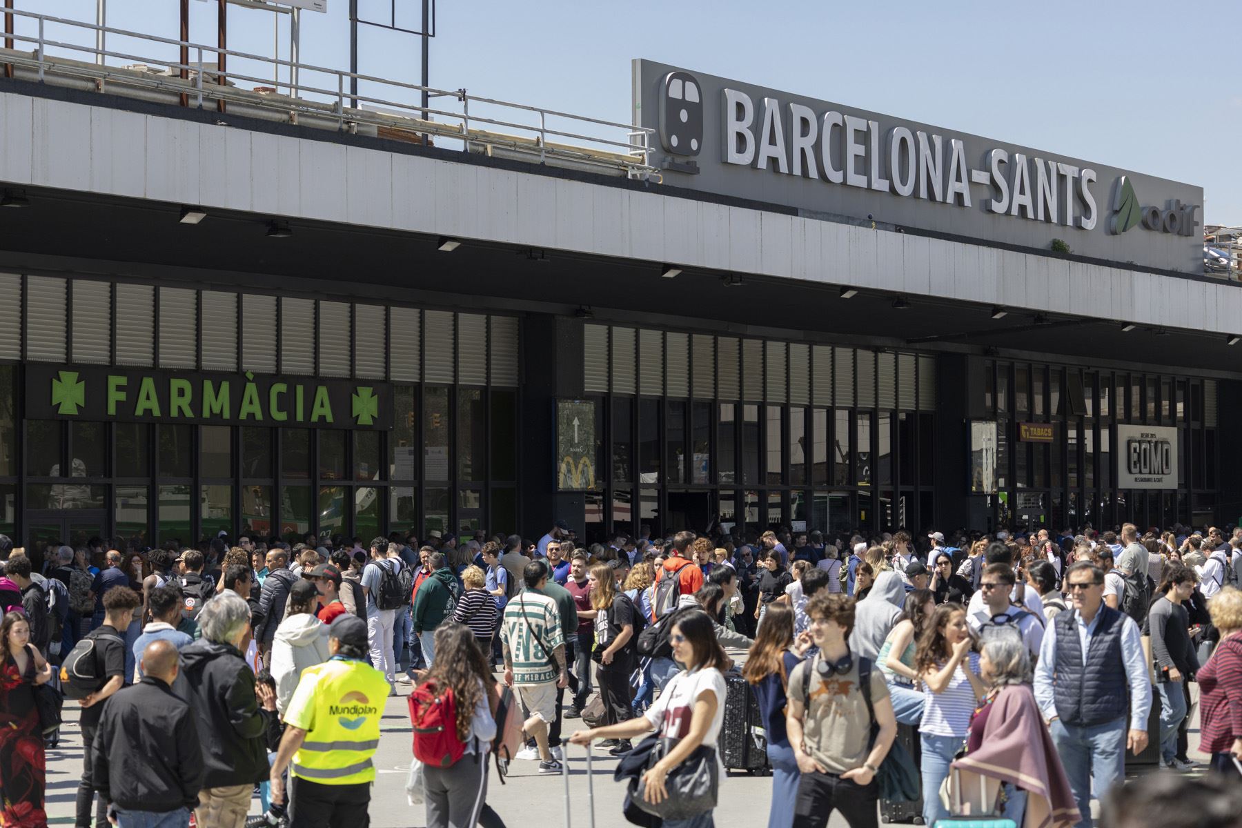 El corte de suministro eléctrico que afecta este lunes a España ha dejado sin servicio el metro y todas las líneas de ferrocarril en Barcelona, lo que ha provocado que miles de pasajeros hayan quedado atrapados, en algún caso en túneles, por lo que están siendo evacuados. En la imagen ambiente en las inmediaciones de la Estación de Sants de Barcelona. Foto: EFE