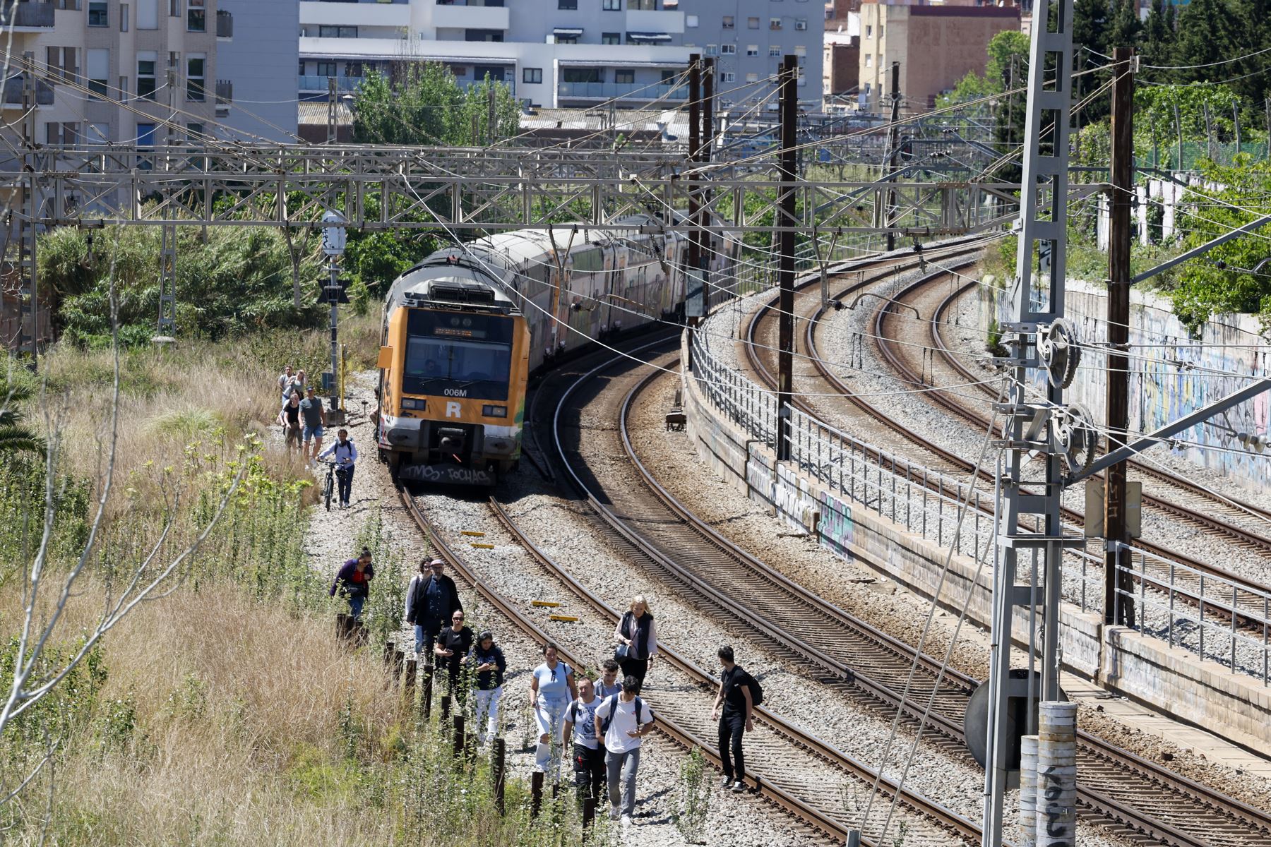 El corte de suministro eléctrico que afecta este lunes a España ha dejado sin servicio el metro y todas las líneas de ferrocarril en Barcelona, lo que ha provocado que miles de pasajeros hayan quedado atrapados, en algún caso en túneles, por lo que están siendo evacuados. En la imagen ambiente en las inmediaciones de la Estación de Sants de Barcelona. Foto: EFE
