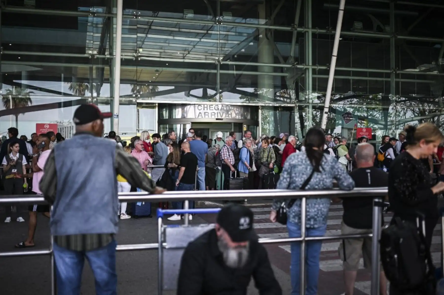 Personas con su equipaje esperan fuera del aeropuerto Humberto Delgado tras un apagón general en Lisboa el 28 de abril de 2025. Hoy se produjo un corte de electricidad en toda España y Portugal, lo que provocó cortes de telefonía móvil e internet, interrupciones en los trenes y personas atrapadas en ascensores, según informaron las autoridades. Foto: AFP