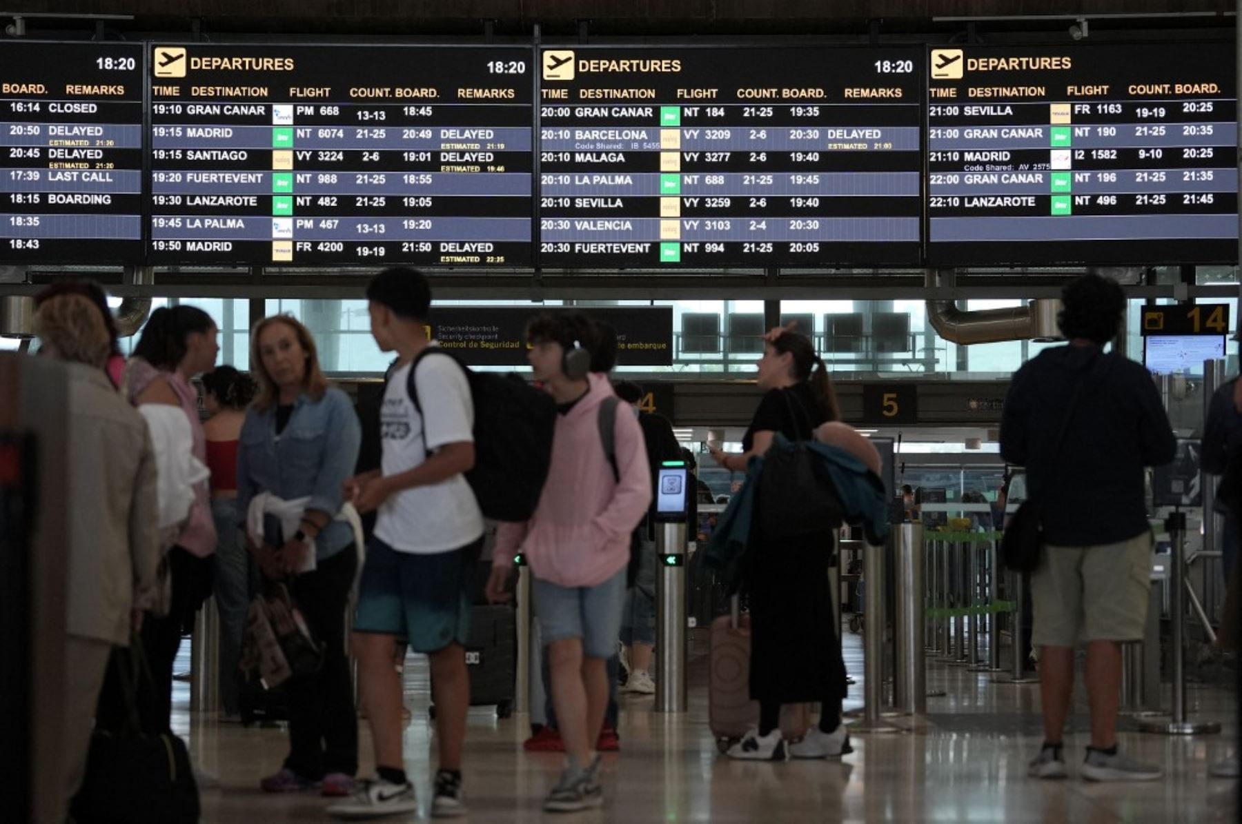 Aeropuerto de Tenerife Norte durante un corte de electricidad masivo que afectó a toda la península Ibérica y el sur de Francia, en San Cristóbal de La Laguna, Islas Canarias. Foto: AFP