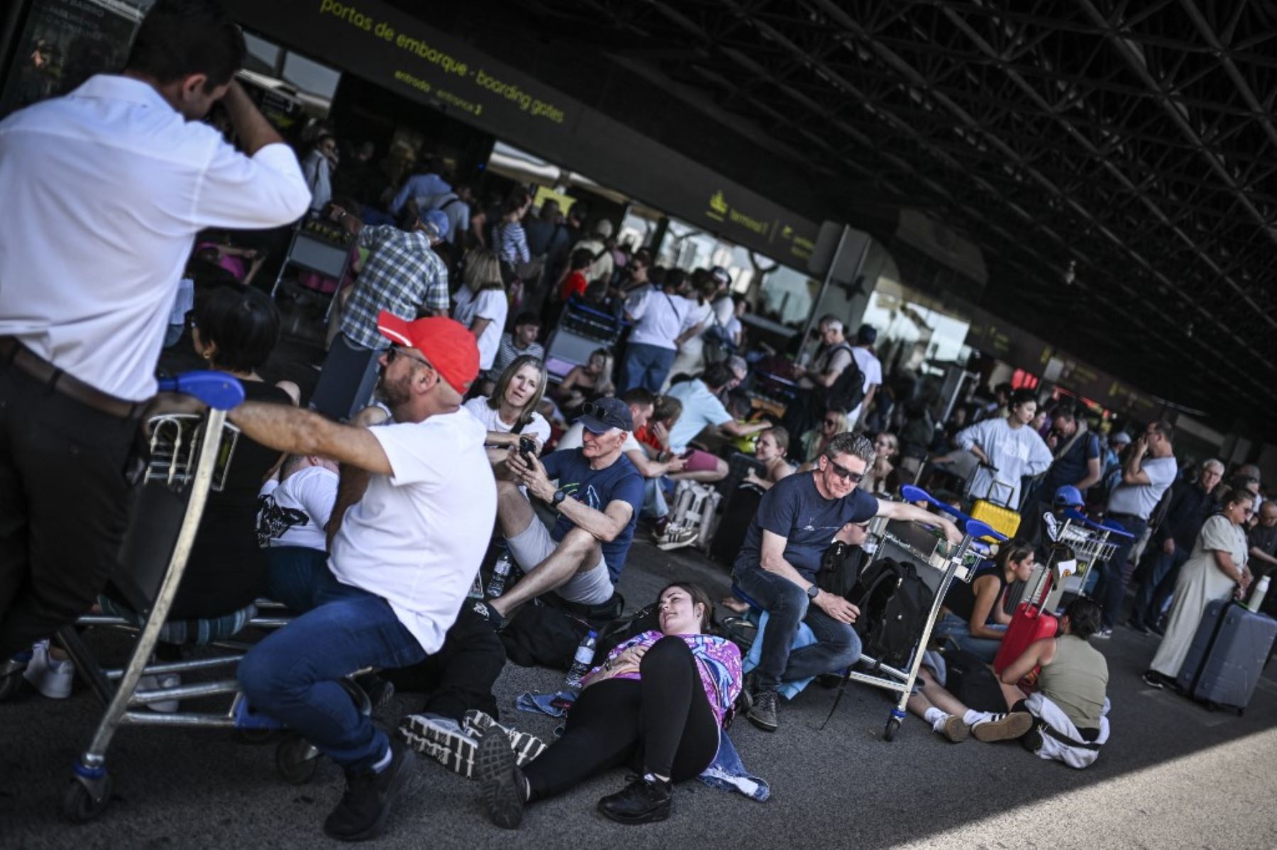 Aeropuerto de Tenerife Norte durante un corte de electricidad masivo que afectó a toda la península Ibérica y el sur de Francia, en San Cristóbal de La Laguna, Islas Canarias. Foto: AFP