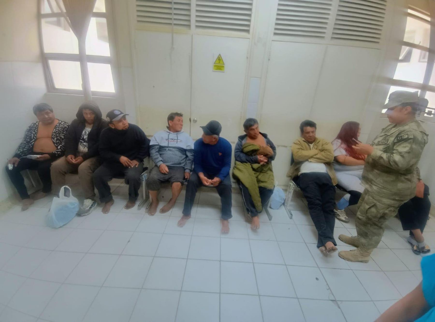 Rescate exitoso en Paita. La Marina de Guerra salvó a 10 pescadores y un investigador del Imarpe tras quedar varada por mal tiempo la embarcación pesquera "Ariana". ANDINA/Difusión