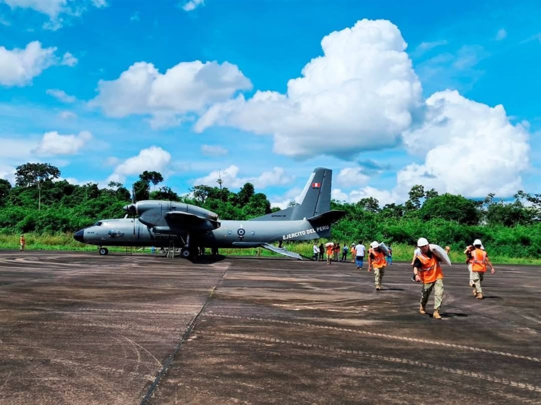 En un avión del Ejército del Perú se trasladaron a Madre de Dios un total de cuatro toneladas de ayuda humanitaria para la atención de los afectados por las inundaciones registradas en el distrito de Fitzcarral. ANDINA/Difusión
