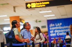 ​Una falla en el sistema de radar del Aeropuerto Internacional Jorge Chávez provocó este lunes demoras en la salida de varios vuelos, afectando a decenas de pasajeros que incluso fueron desembarcados de los aviones. Esta situación generó malestar entre los viajeros, quienes expresaron su frustración por la falta de información y asistencia por parte de las aerolíneas. Foto: ANDINA/Daniel Bracamonte