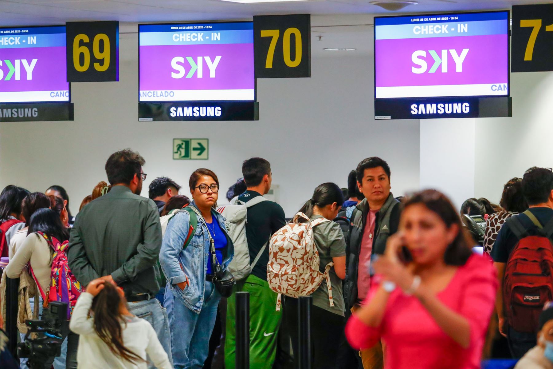 Una falla en el sistema de radar del Aeropuerto Internacional Jorge Chávez provocó este lunes demoras en la salida de varios vuelos, afectando a decenas de pasajeros que incluso fueron desembarcados de los aviones. Esta situación generó malestar entre los viajeros, quienes expresaron su frustración por la falta de información y asistencia por parte de las aerolíneas. Foto: ANDINA/Daniel Bracamonte