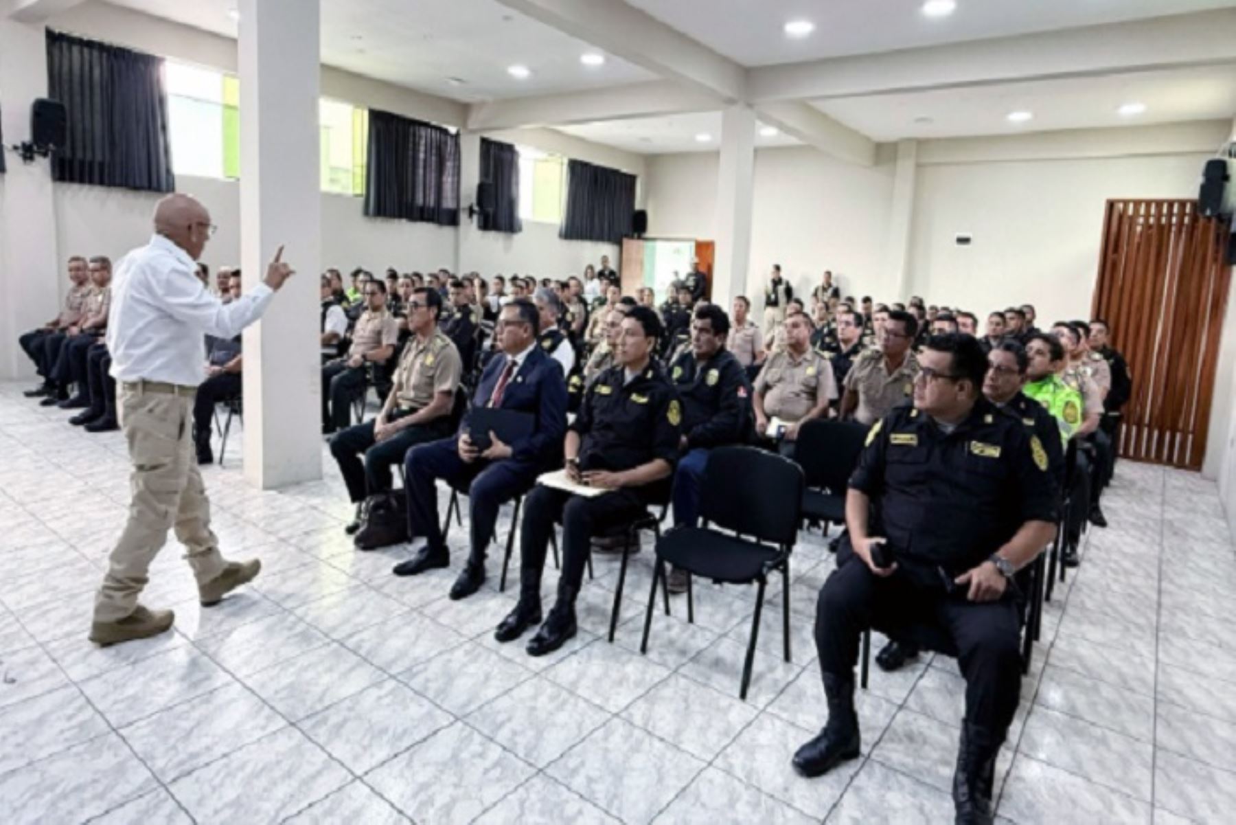 El titular del Mininter)invocó a los efectivos policiales a trabajar con compromiso, vocación y determinación,