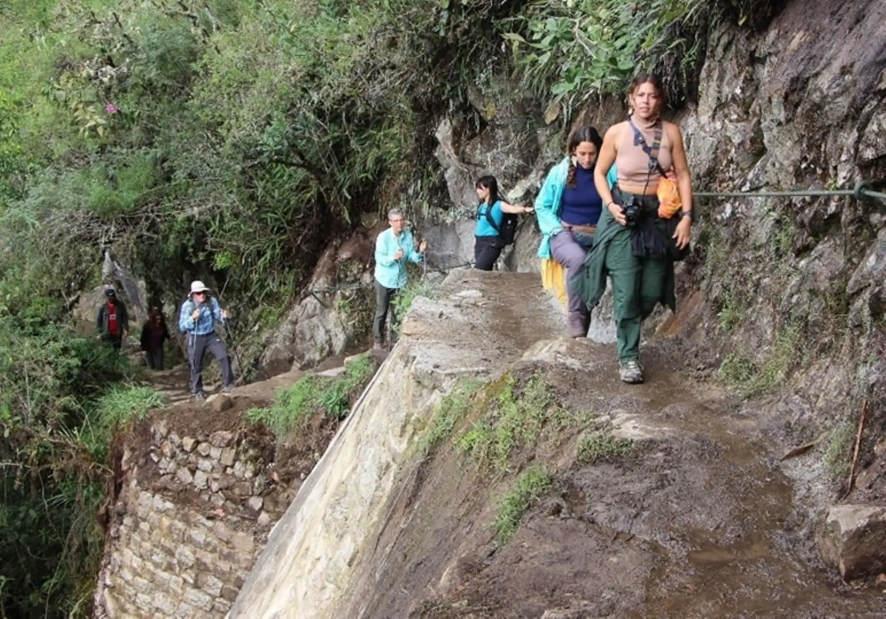 La impresionante montaña Huayna Picchu, que aparece como fondo de la ciudadela de Machu Picchu, reabrió al turismo y desde ahora los visitantes podrán recorrer por su desafiante ruta. ANDINA/Difusión