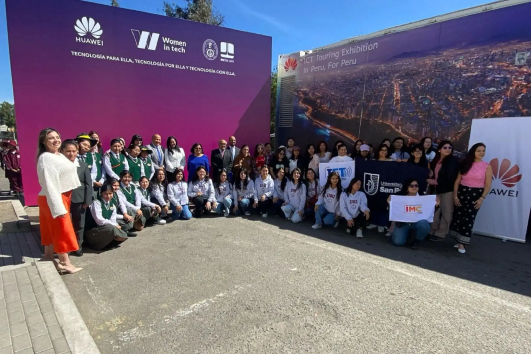 Huawei and INICTEL-UNI succesfully trained 500 school girls in Arequipa in technological subjects through the"Women in Tech" program. Photo: Courtesy.