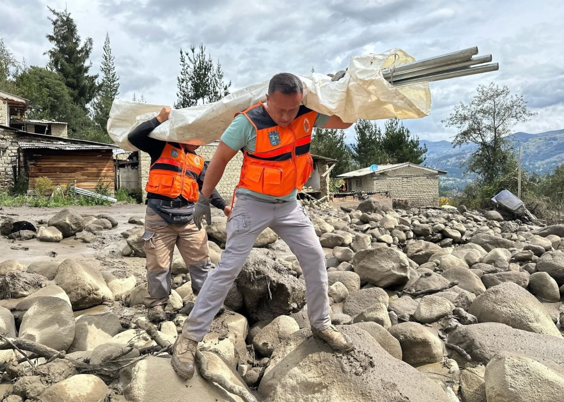 Las brigadas de Defensa Civil y de otras entidades de primera respuesta se movilizan para atender la emergencia tras el desborde del río Casca que afectó al distrito de Independencia, en la sierra de la región Áncash. ANDINA/Difusión
