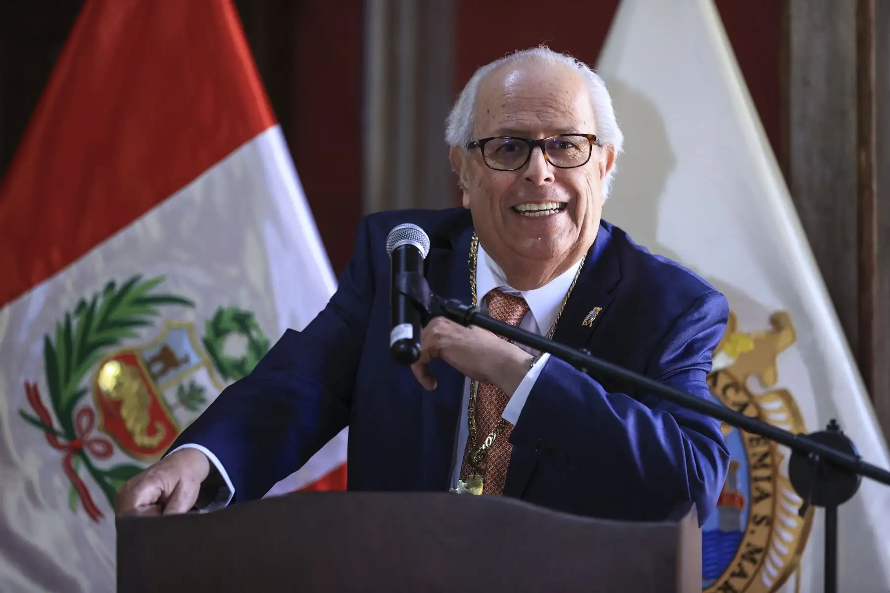 La Universidad Nacional Mayor de San Marcos (UNMSM) distingue con la Condecoración Orden "Medalla de Honor Sanmarquina" al Dr. Julio Emilio Velarde Flores, presidente del Banco Central de Reserva del Perú (BCRP), en reconocimiento a su destacada trayectoria como economista y profesional comprometido con el desarrollo económico del país. Foto: ANDINA/Jhonel Rodríguez Robles
