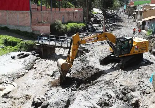 Maquinaria pesada del Ministerio de Vivienda se encuentra en la zona de emergencia donde se registró el desborde del río Casca, en el distrito de Independencia, región Áncash, realizando labores de limpieza y descolmatación. ANDINA/Difusión