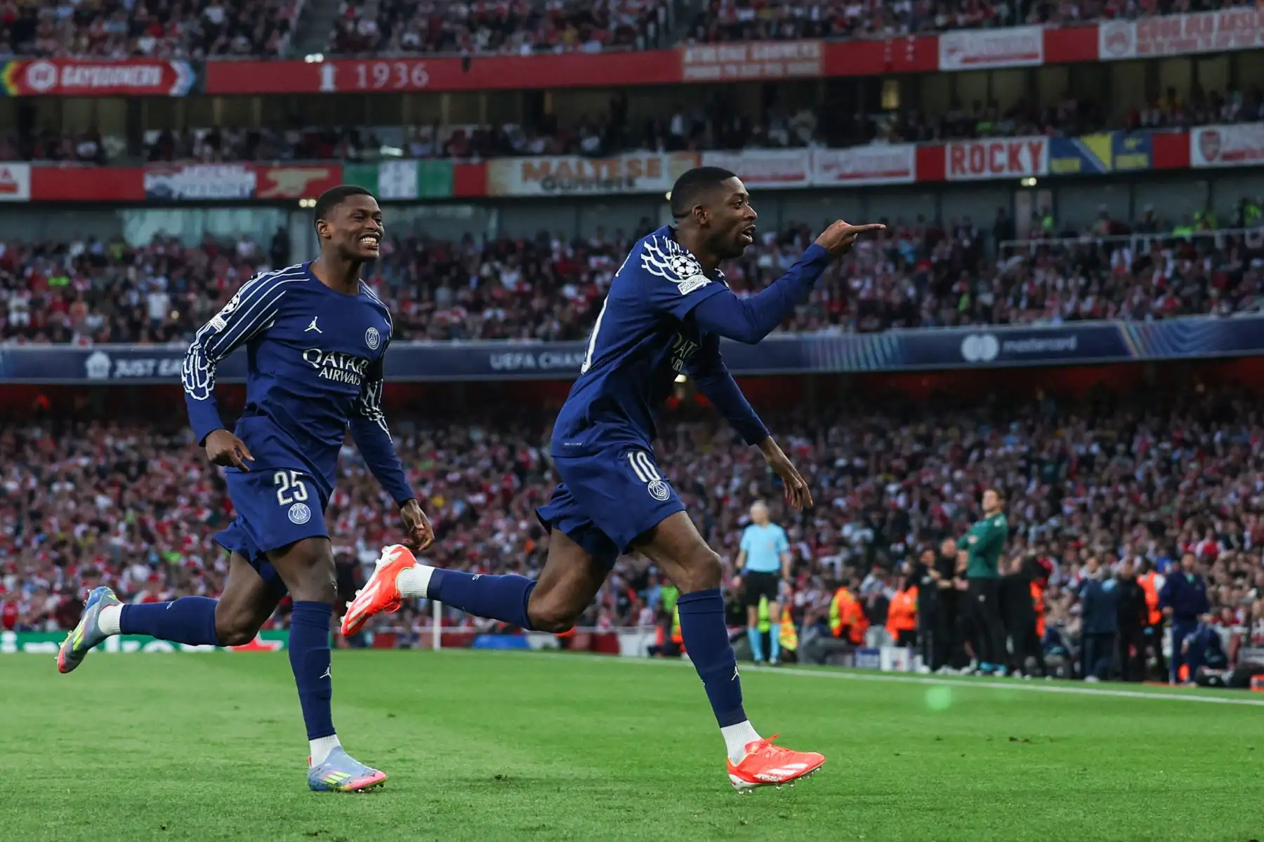 El delantero francés del Paris Saint-Germain, Ousmane Dembele, celebra después de marcar el único gol de su equipo durante el partido de ida de la semifinal de la Liga de Campeones de la UEFA entre el Arsenal y el Paris Saint-Germain (PSG) en el Emirates Stadium en el norte de Londres, el 29 de abril de 2025. Foto: AFP