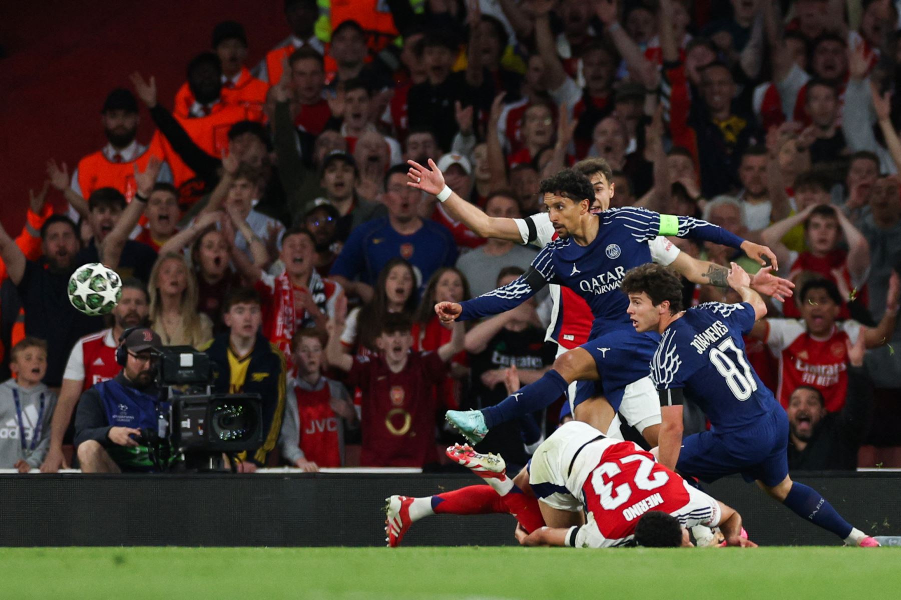 El centrocampista español del Arsenal, Mikel Merino (abajo), es tackleado por el centrocampista portugués del Paris Saint-Germain, Joao Neves, mientras el defensor brasileño del Paris Saint-Germain, Marquinhos, despeja el balón durante el partido de ida de la semifinal de la UEFA Champions League entre el Arsenal y el Paris Saint-Germain (PSG) en el Emirates Stadium en el norte de Londres, el 29 de abril de 2025. Foto: AFP